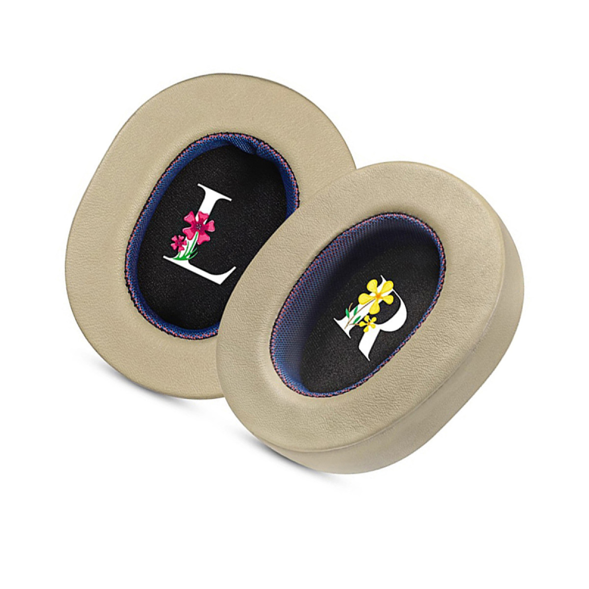 Dwie beżowe poduszki na uszy. Jedna pokazuje różowy kwiat i literę L, a druga żółty kwiat i literę R.