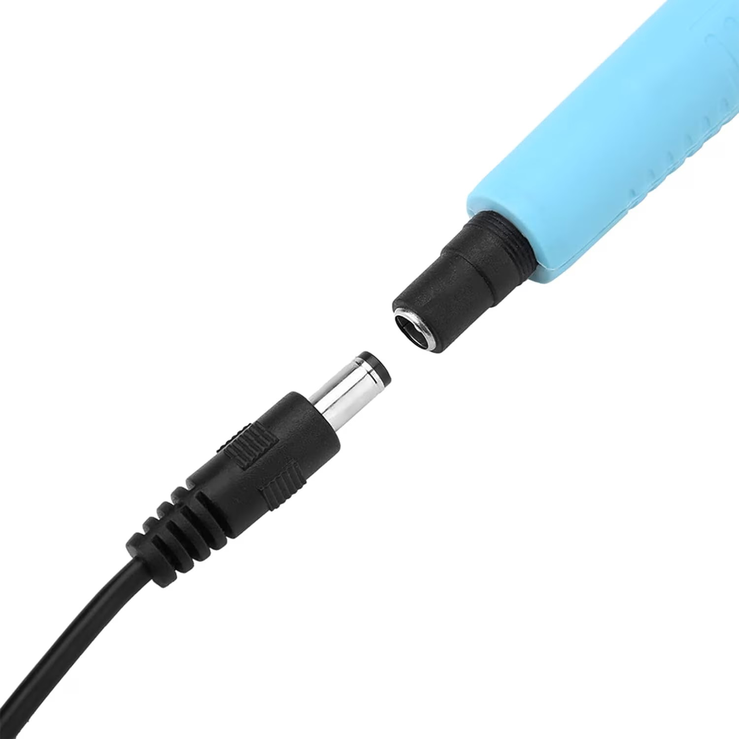 Nahaufnahme eines blauen Geräts und eines schwarzen Kabels mit Stecker.