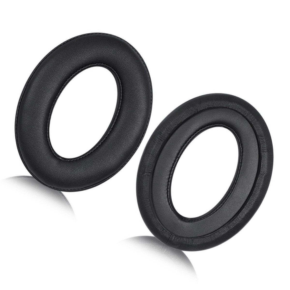 Twee zwarte oorkussens voor hoofdtelefoons met zacht zwart materiaal.