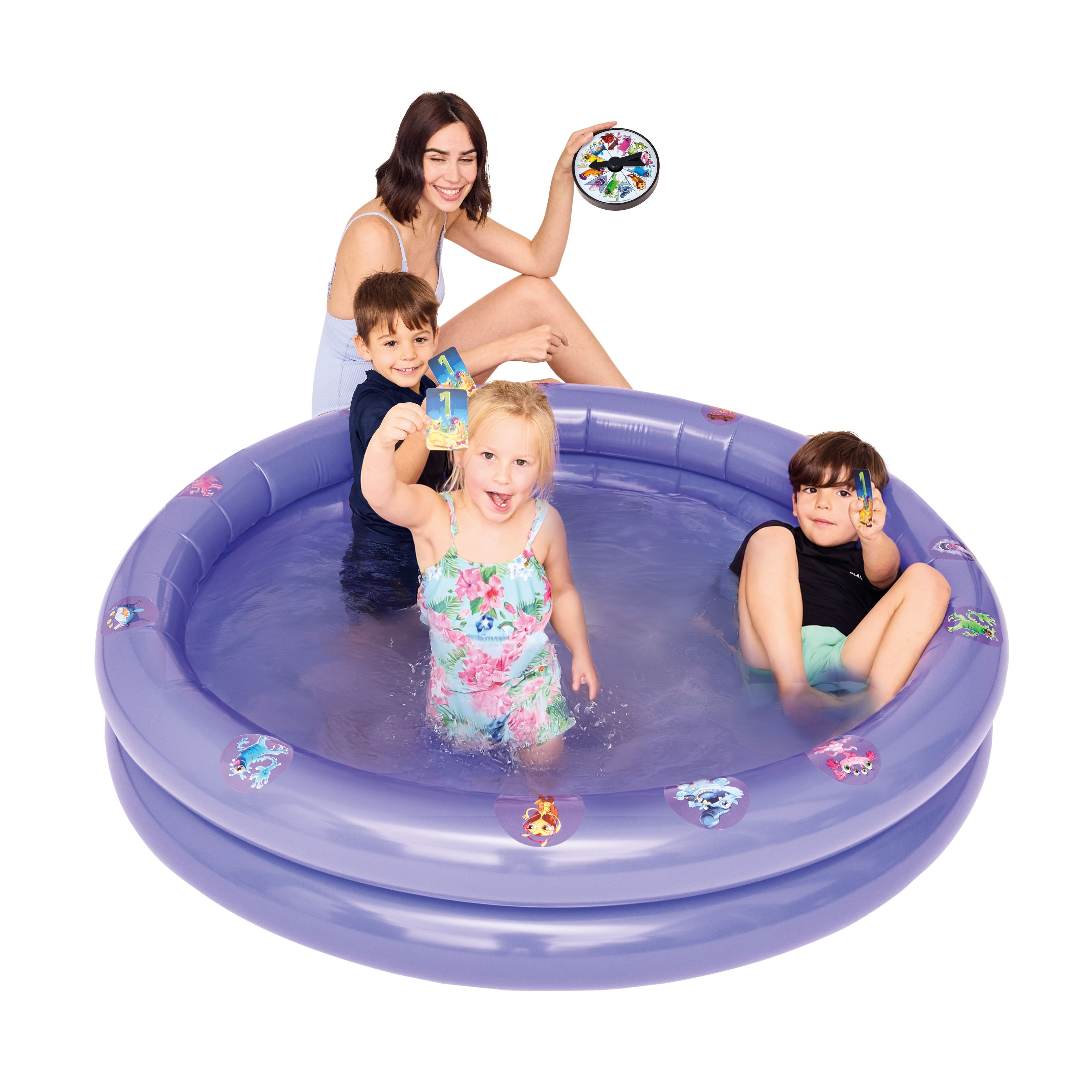Kinder in einem Pool mit einer Frau. Spielzeug im Wasser. Die Frau hält ein Spielzeug.