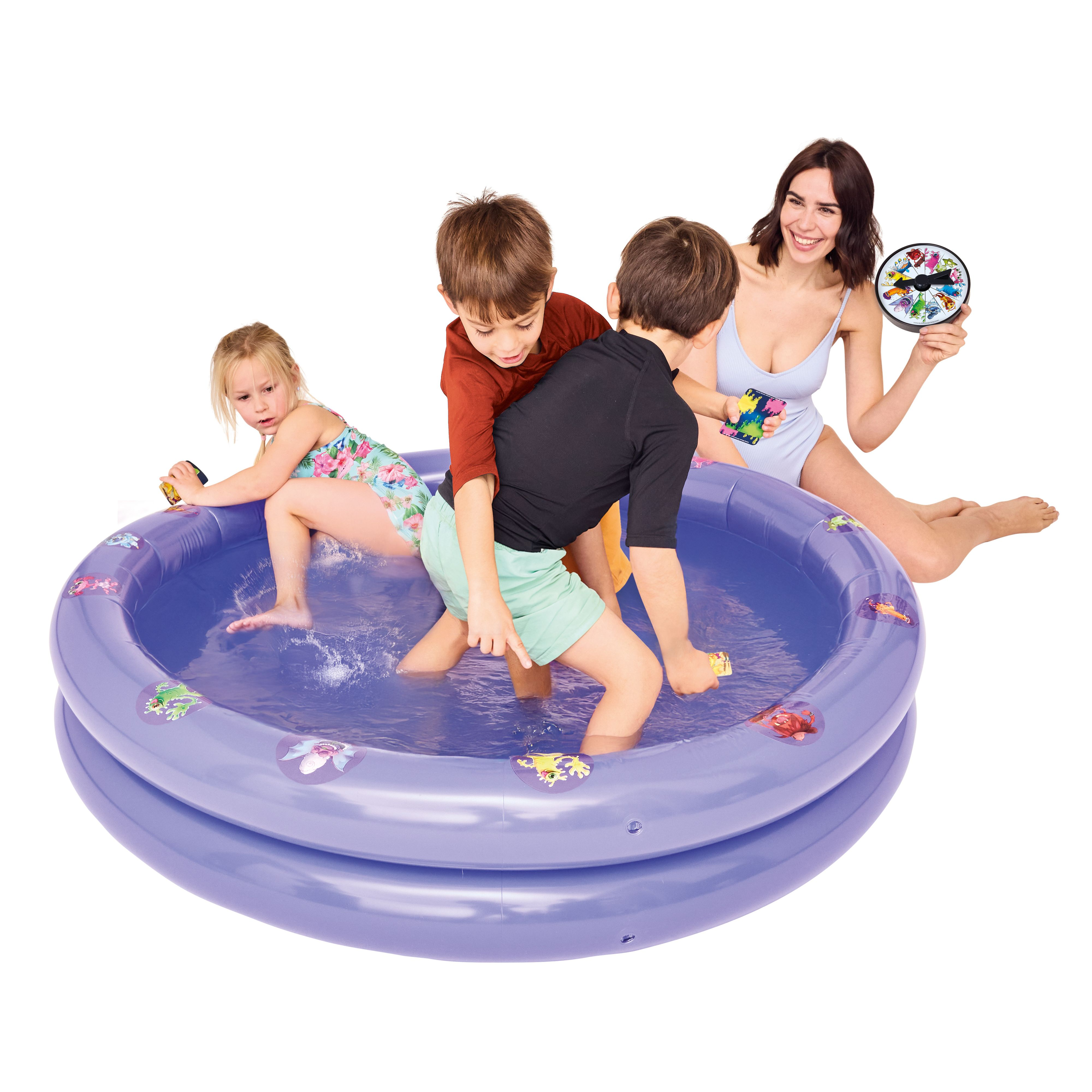 Kinder in einem Pool mit einer Frau, die ein Spielzeug hält. Weißer Hintergrund.