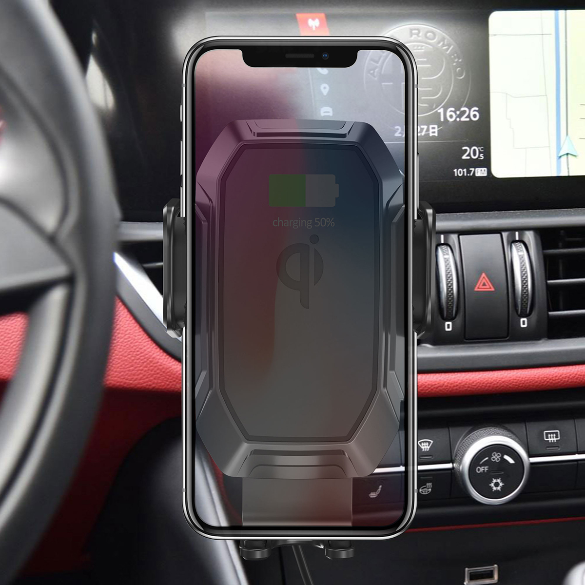 Smartphone in einer Autoladestation montiert. Telefon zeigt 50 % Aufladung auf dem Bildschirm.