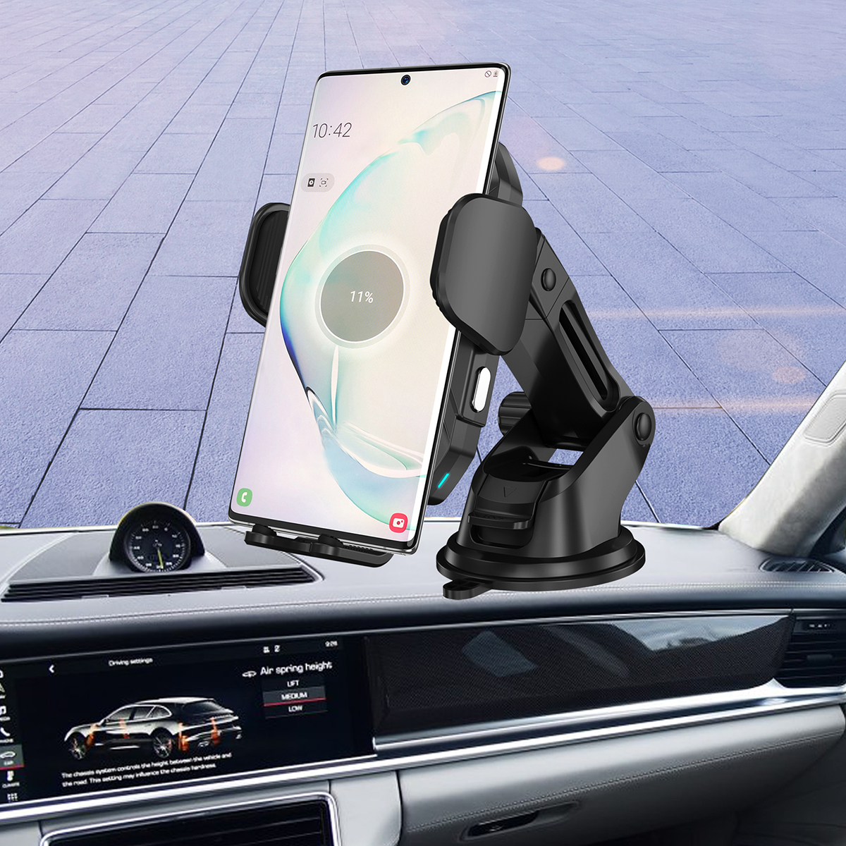 Ein Telefon ist im Auto auf dem Armaturenbrett montiert. Das Telefon zeigt den Ladestatus an.