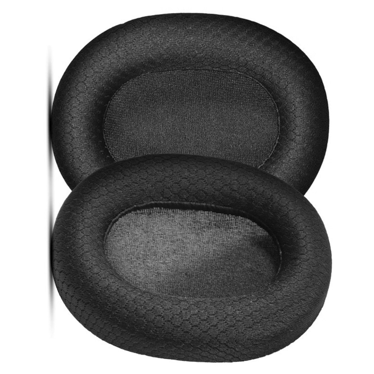 Due cuscinetti neri per cuffie over-ear, uno appoggiato all'altro. Sfondo bianco.