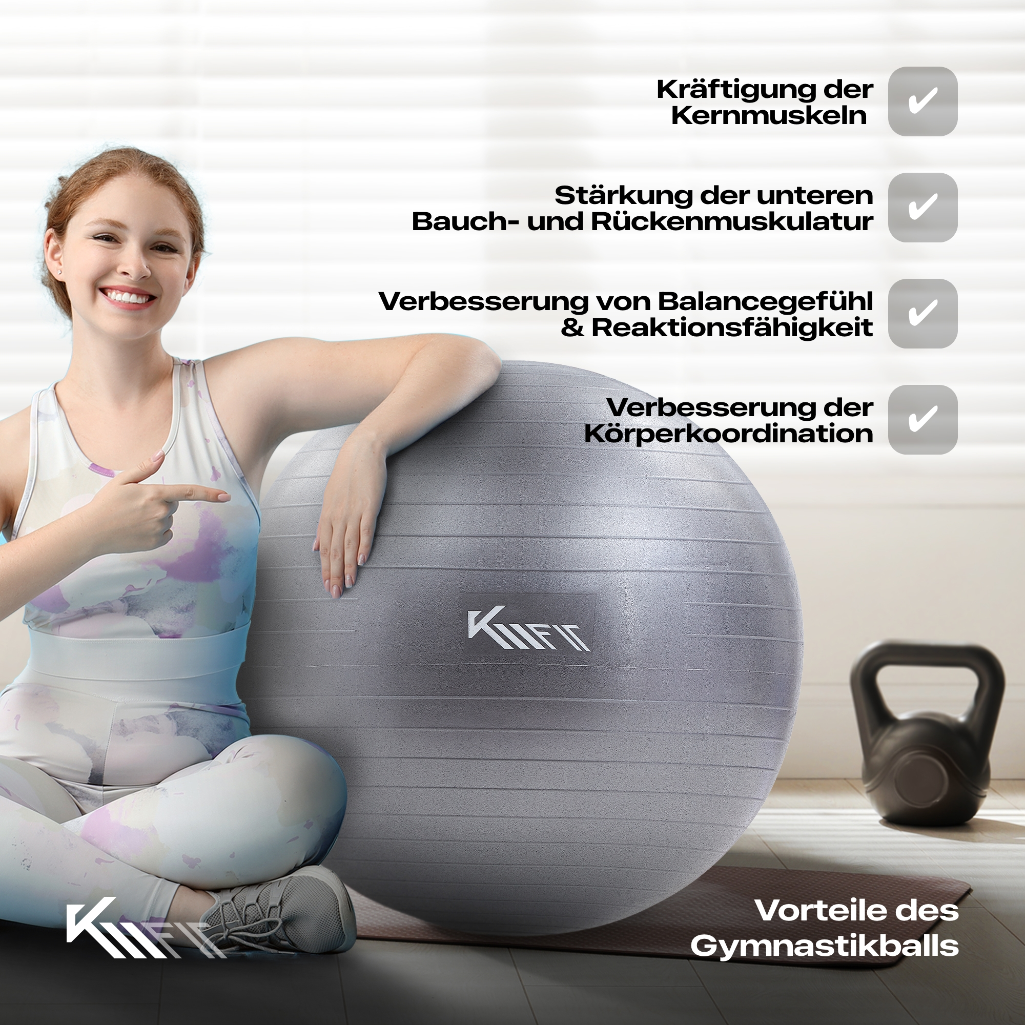 Eine Frau zeigt auf einen Gymnastikball mit Checkboxen zu Vorteilen auf Deutsch, daneben eine Kettlebell.