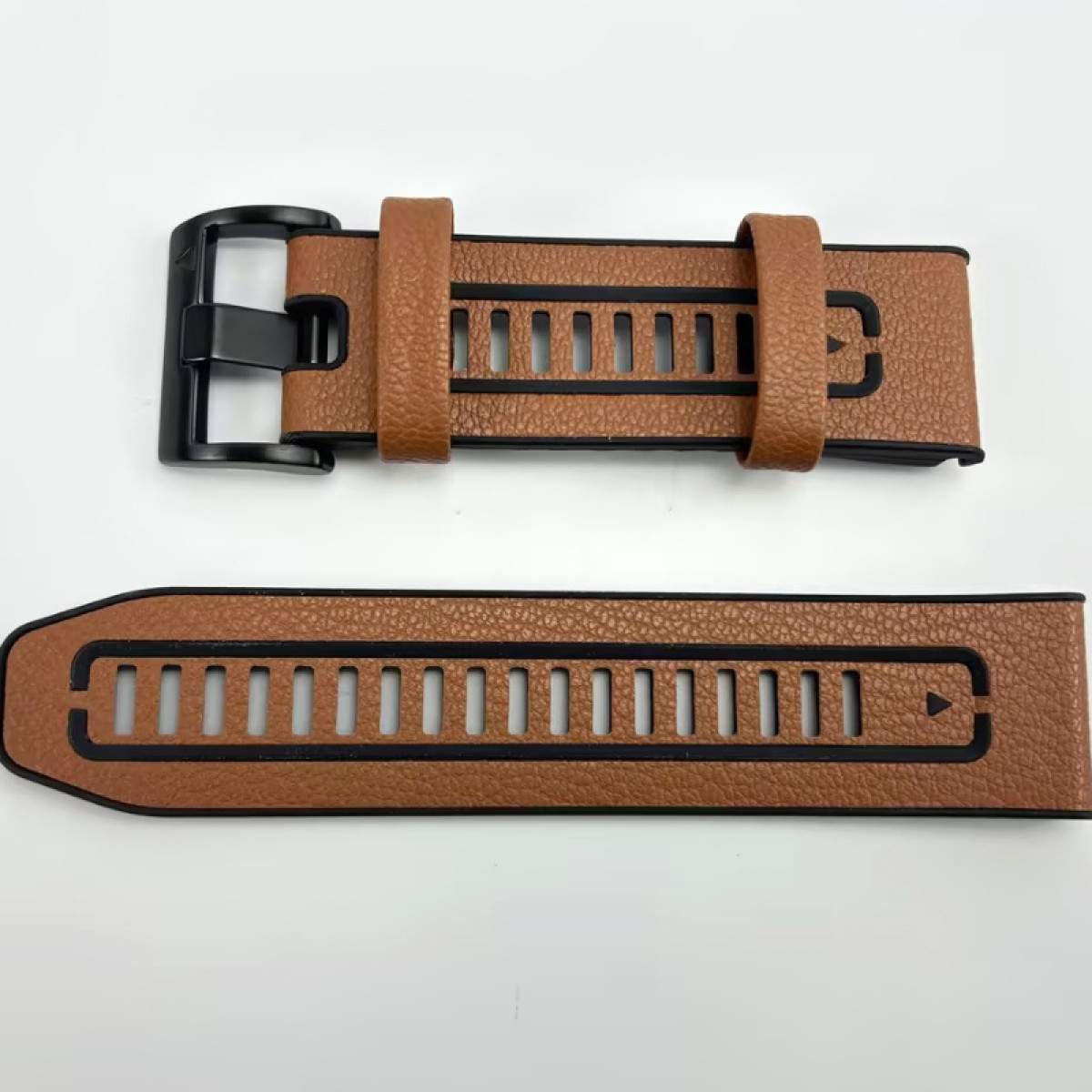 Dwa brązowe paski do zegarka z czarnymi akcentami. Mają teksturowaną powierzchnię i prostokątne wycięcia.