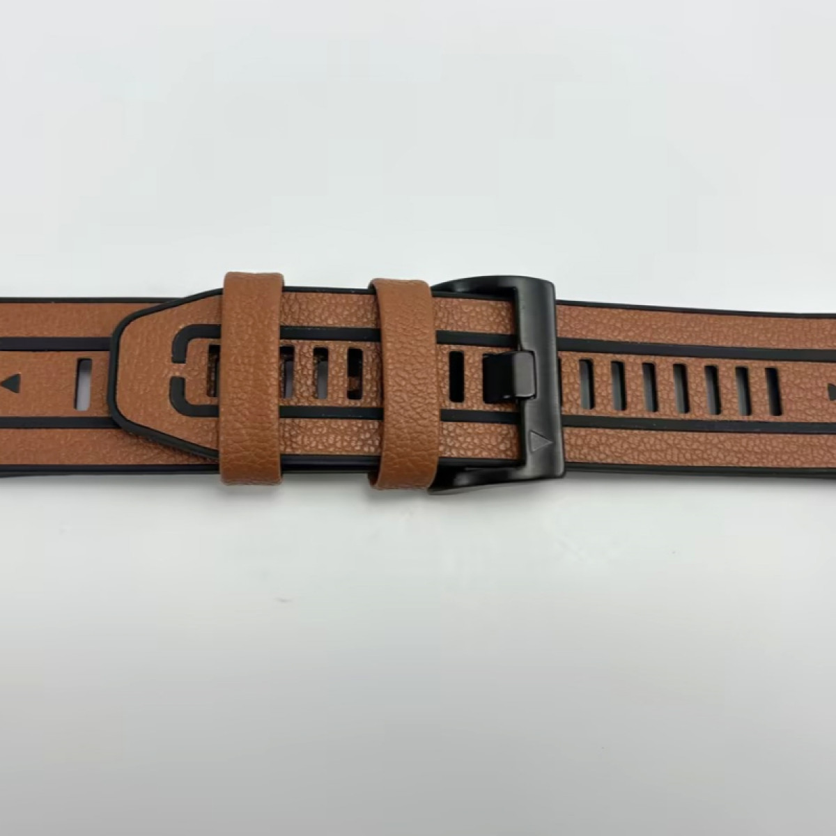 Zbliżenie brązowego paska do zegarka z czarną klamrą.