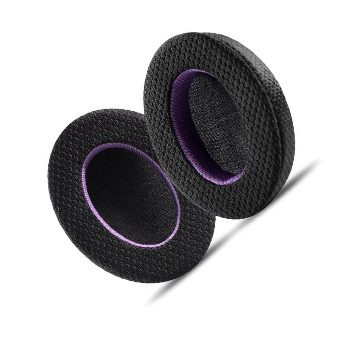 Dwie czarne, owalne poduszki uszne z fioletowym wnętrzem z siatki, na białym tle.