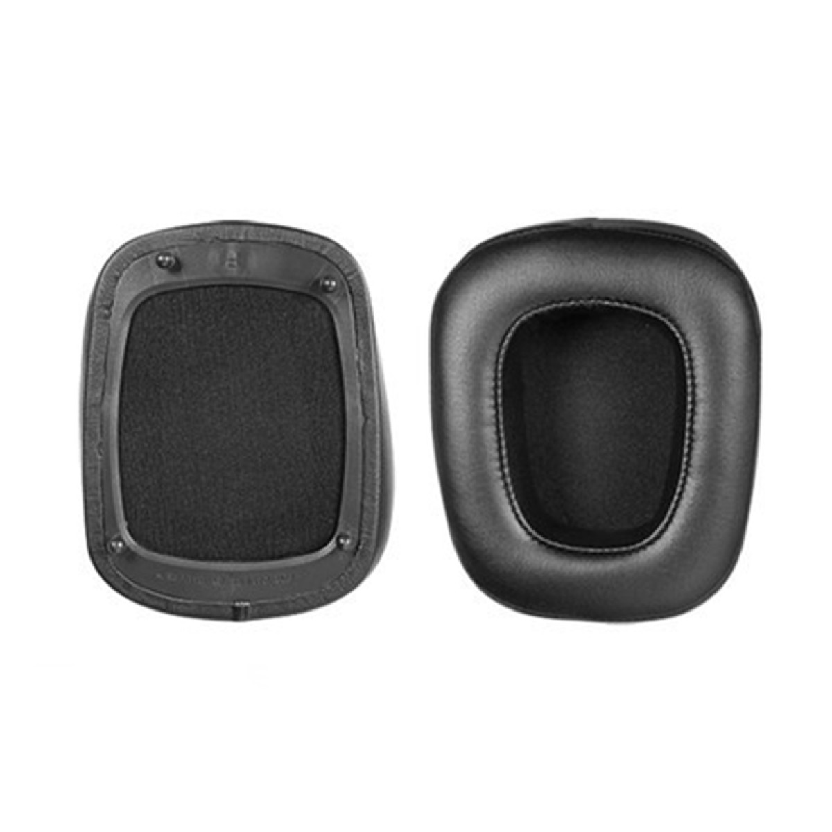 Dwie czarne poduszki nauszne do słuchawek. Jedna z tkaniny, druga ze skóry. Obie owalne.