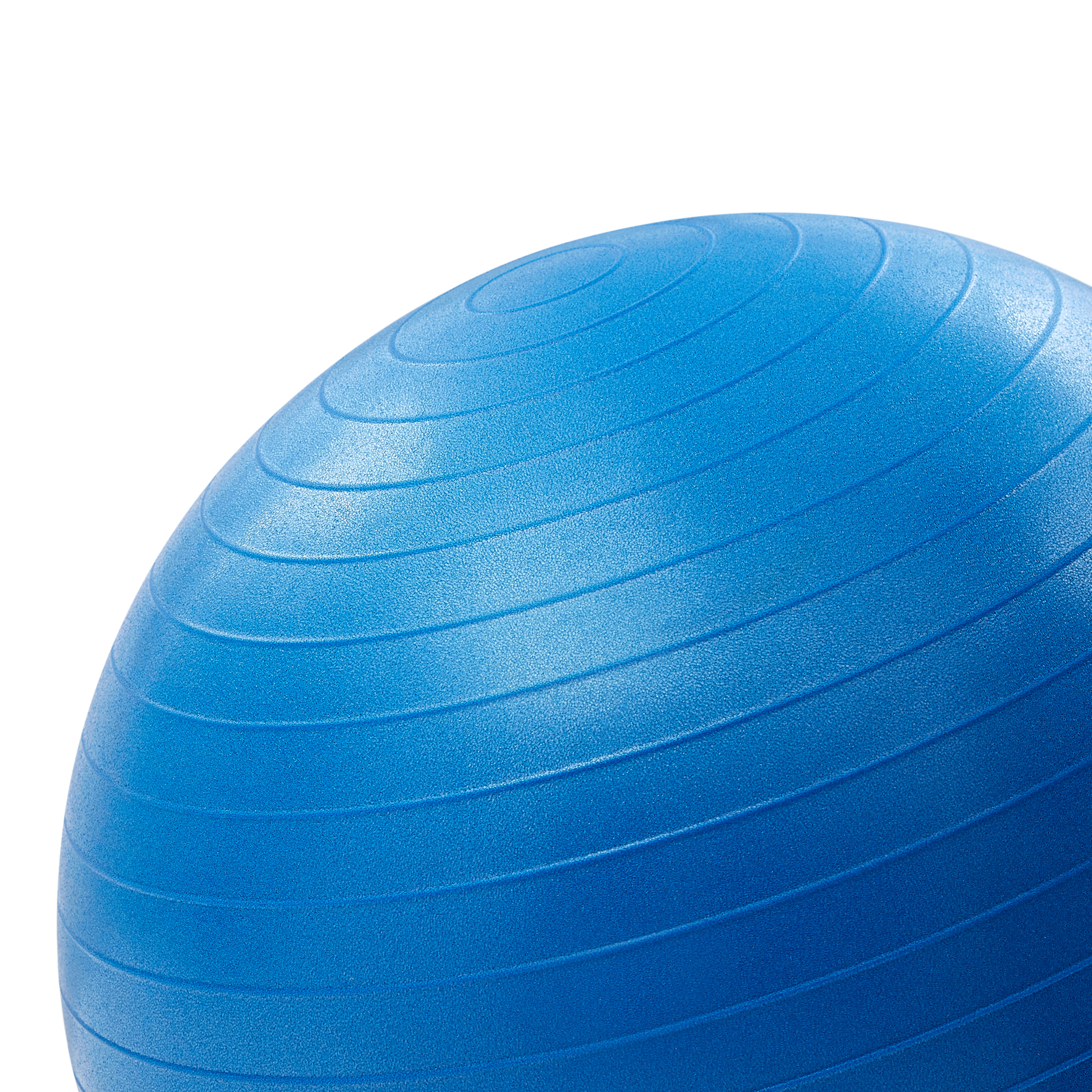Nahaufnahme eines blauen Gymnastikballs. Der Ball hat horizontale Linien. Weißer Hintergrund.