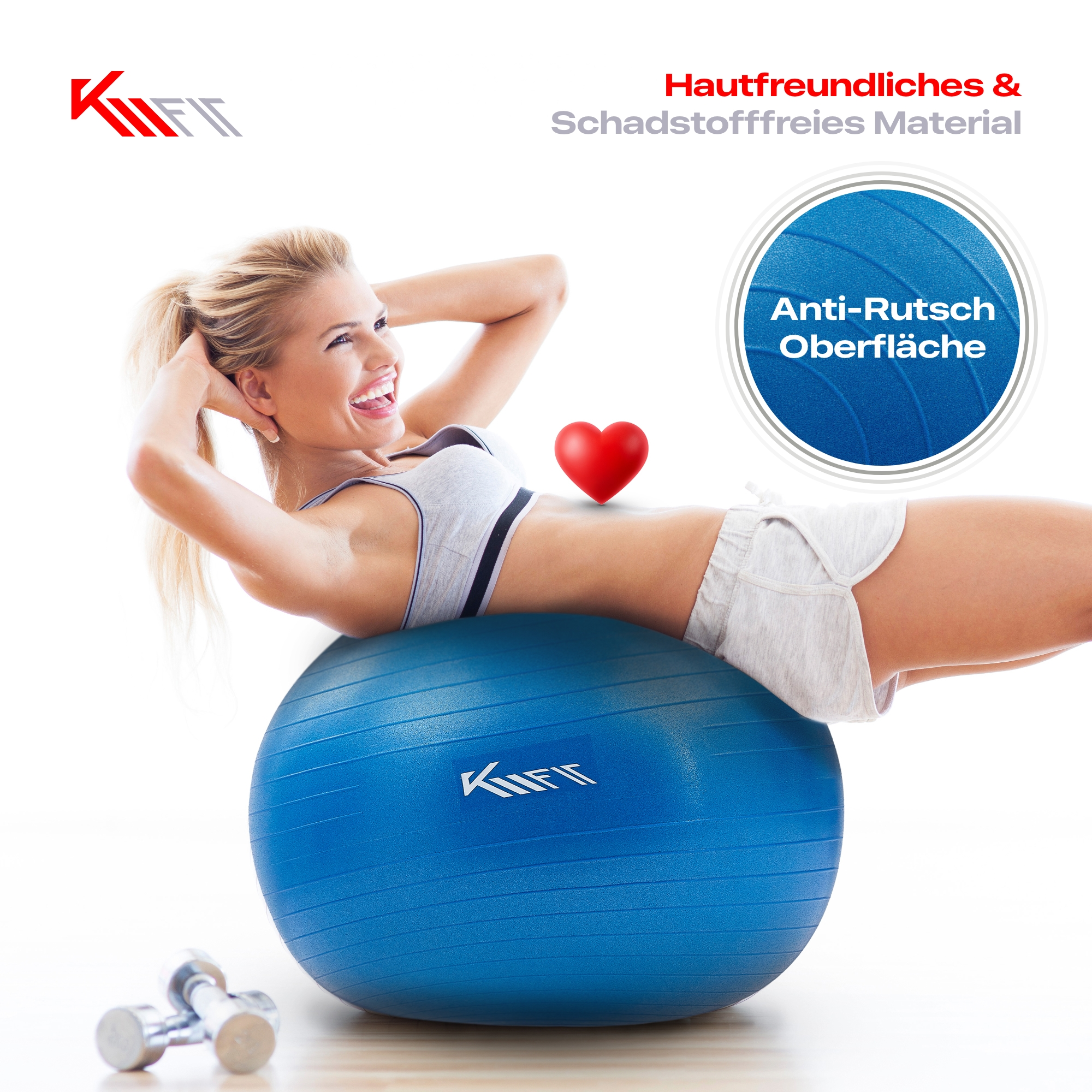 Frau, die auf einem blauen Fitnessball trainiert. Auf dem Boden sind Hanteln.