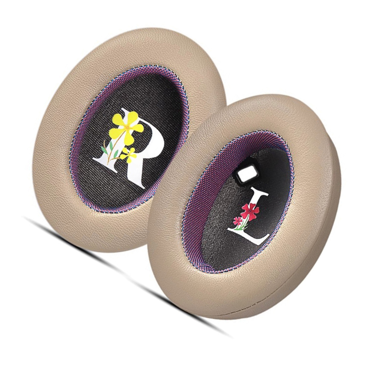 Cuscinetti auricolari con accenti floreali. Pelle beige. 'R' e 'L' bianche su rete nera.