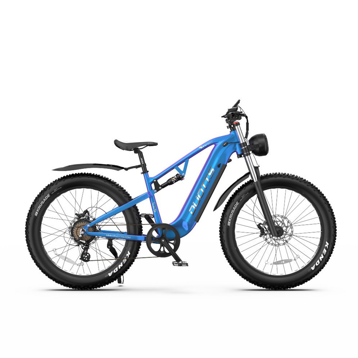 Blaues Elektrofahrrad mit großen Reifen. Schwarze Kotflügel, Kenda-Reifen und ein Scheinwerfer.
