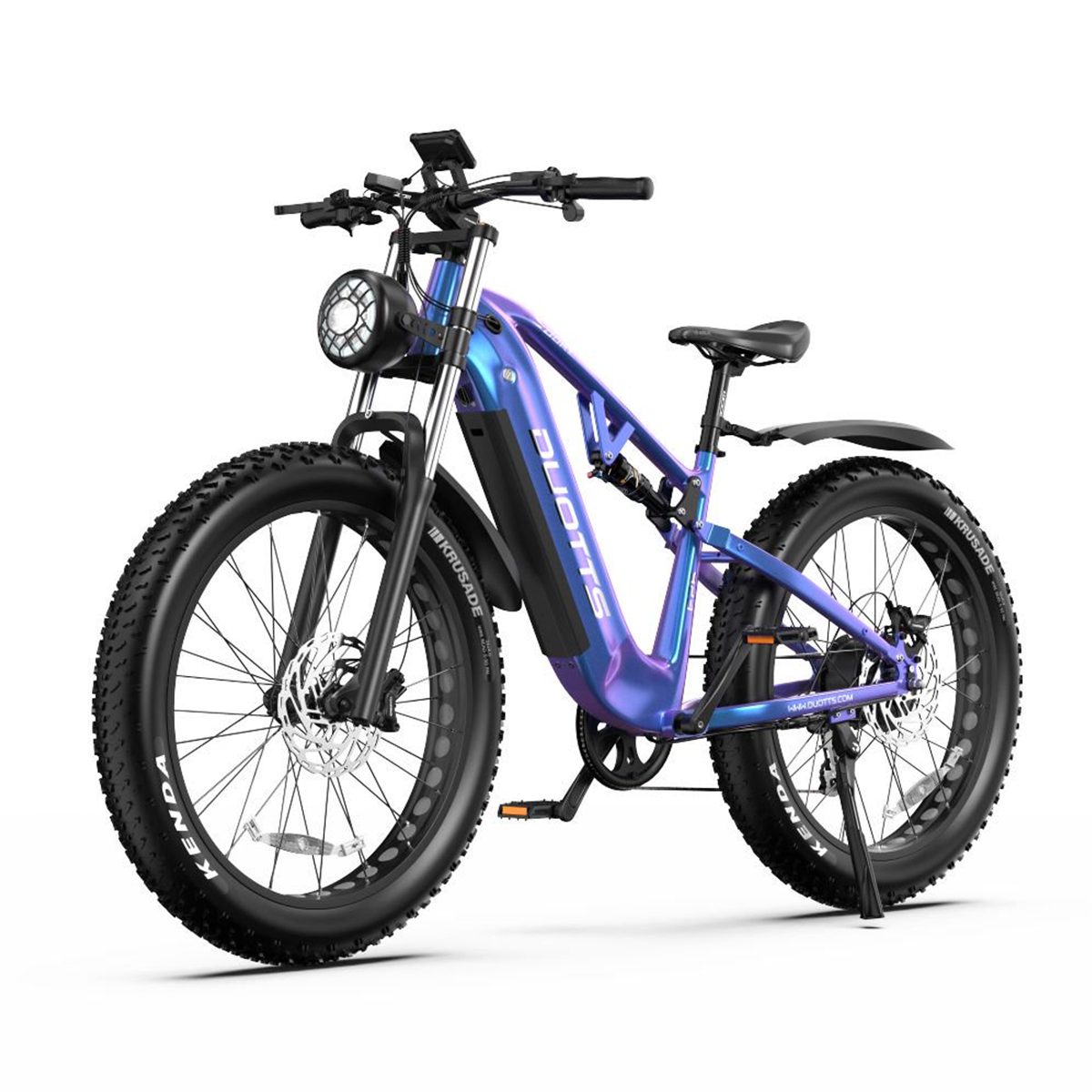 Ein blau-violettes Elektrofahrrad mit großen Reifen und Scheinwerfer. Es hat einen schwarzen Sitz.
