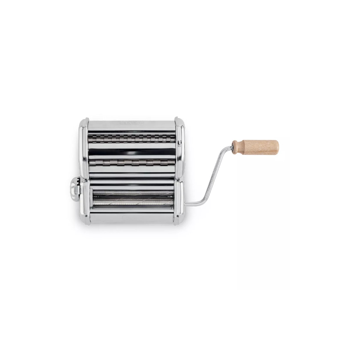 Macchina per pasta argentata con manico in legno, su sfondo bianco.
