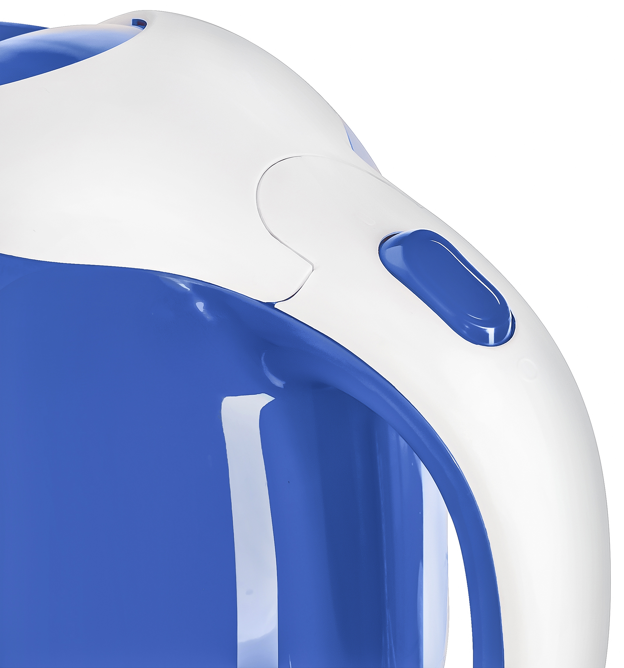 Zbliżenie na uchwyt niebiesko-białego czajnika elektrycznego, z przyciskiem i częścią obudowy.