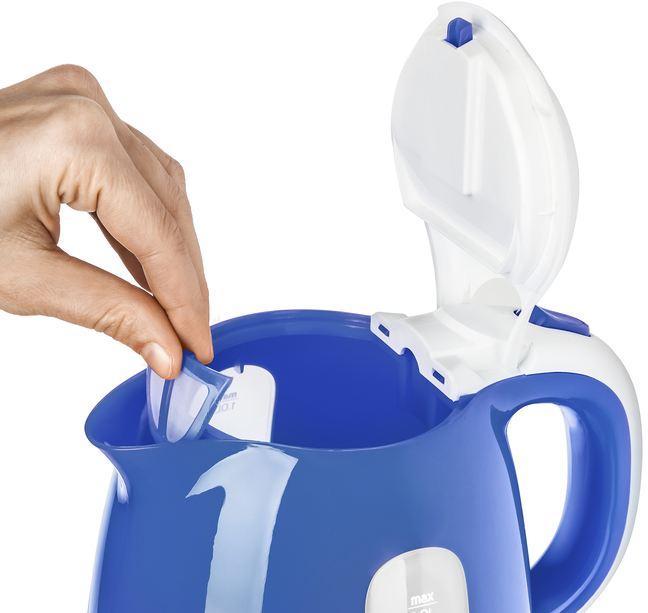 Ręka umieszczająca filtr w niebiesko-białym czajniku elektrycznym.