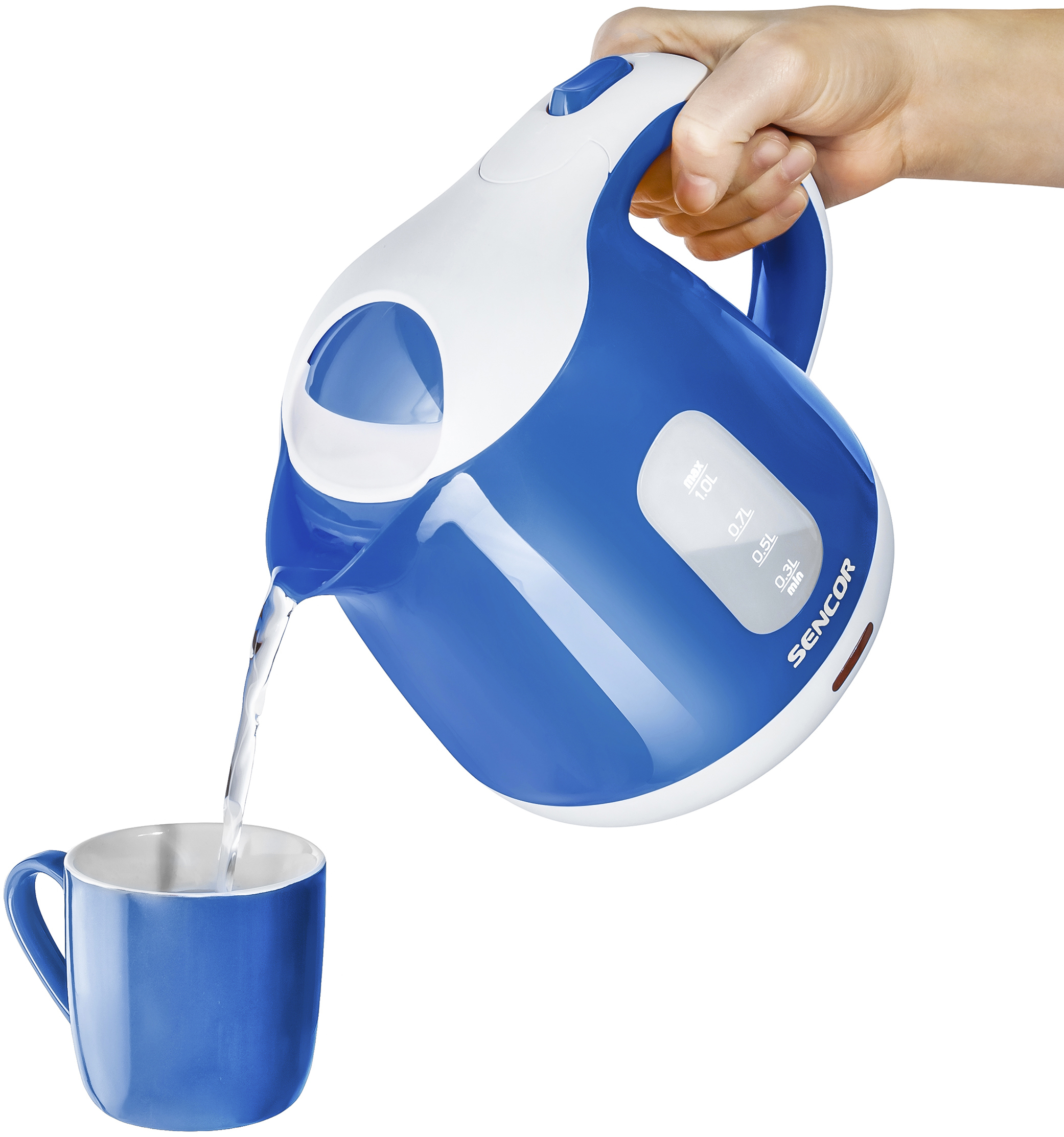 Ręka wlewa wodę z niebiesko-białego czajnika elektrycznego do niebieskiego kubka.