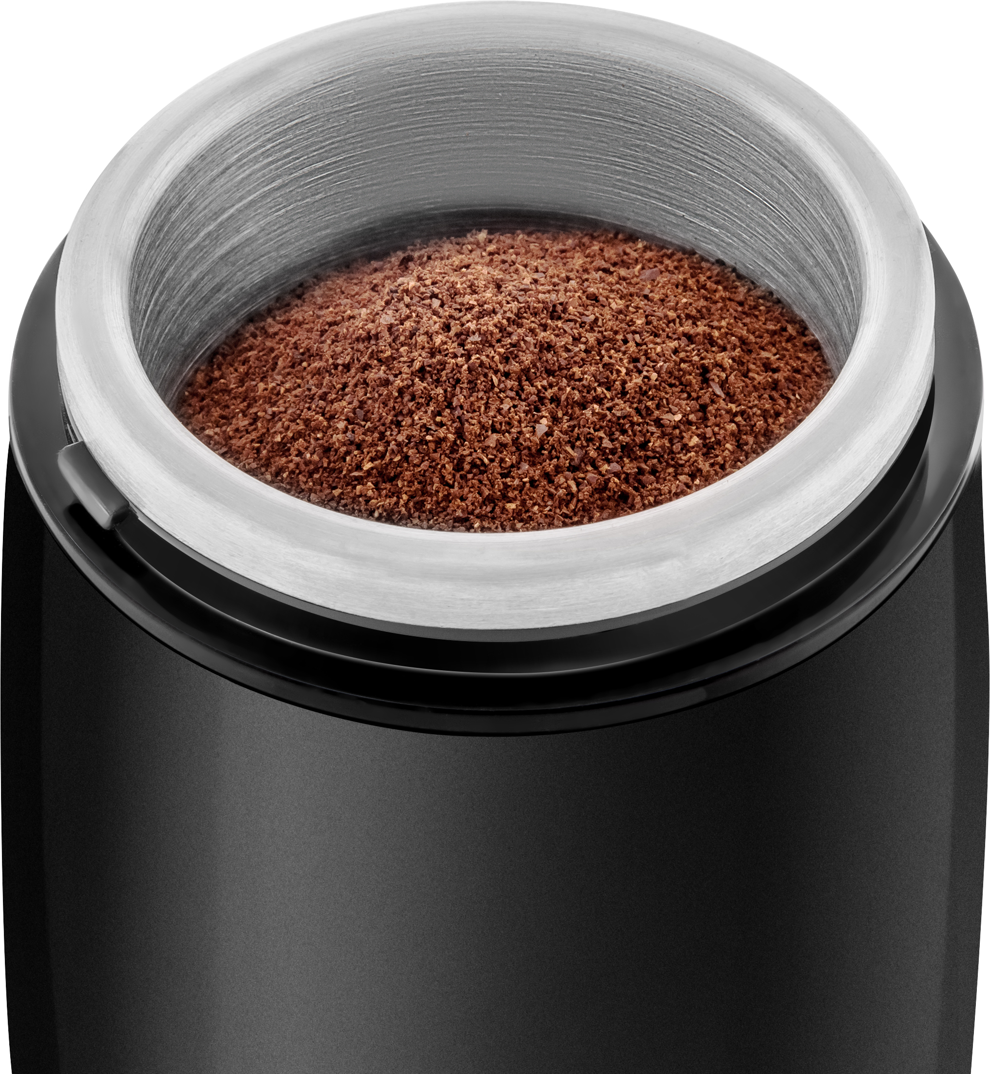 Zbliżenie czarnego młynka do kawy wypełnionego zmielonymi ziarnami kawy.