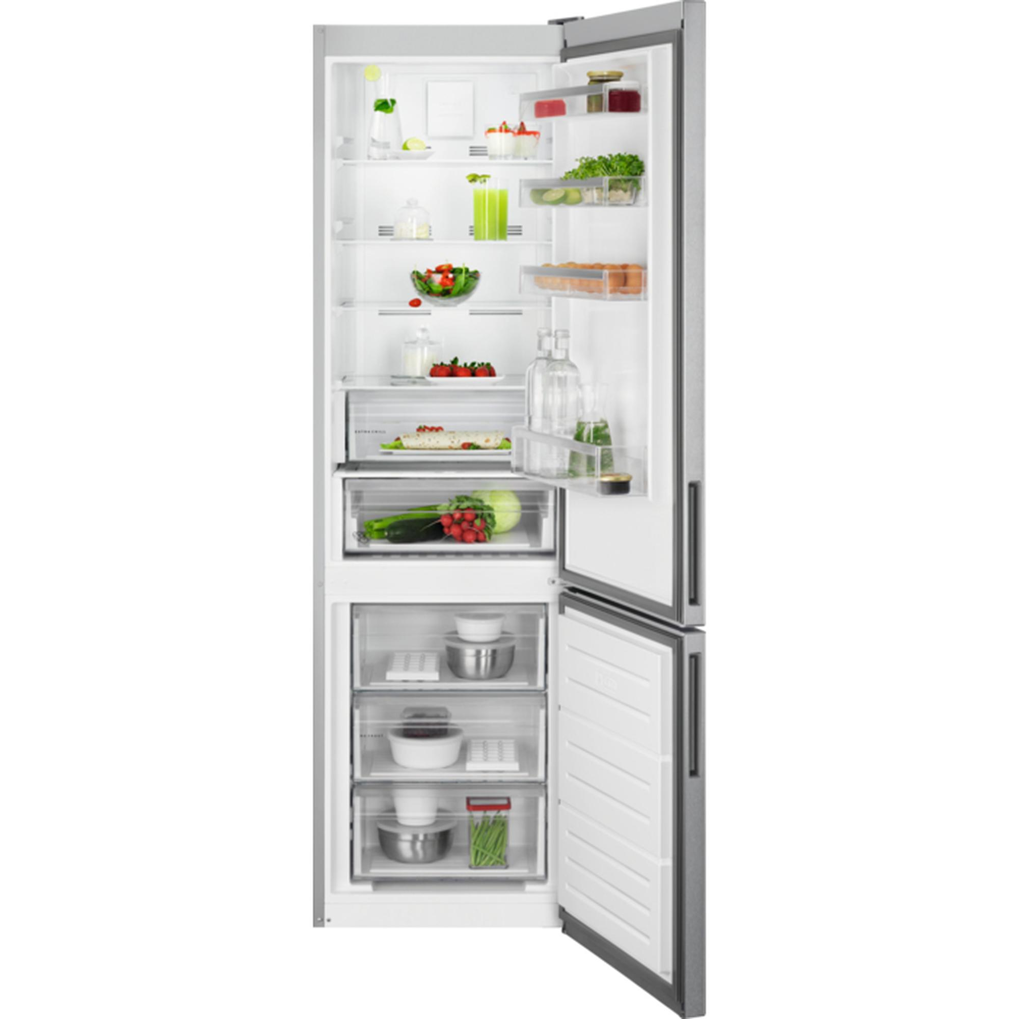 Refrigerador abierto lleno de alimentos. La sección superior contiene bebidas, ensaladas y frascos.