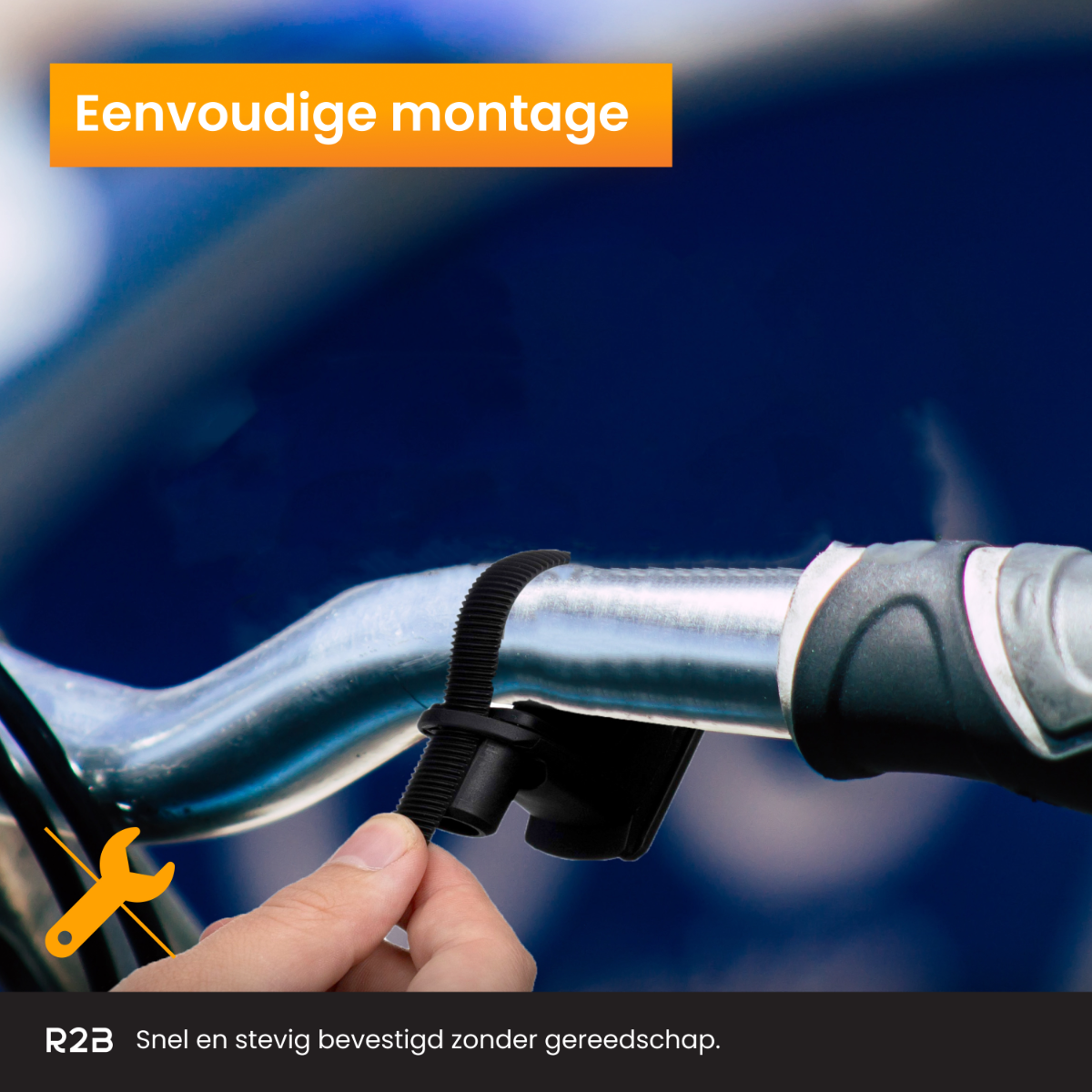 Een hand die een zwarte riem aan een fietsstuur bevestigt met een moersleutel-icoon linksonder.