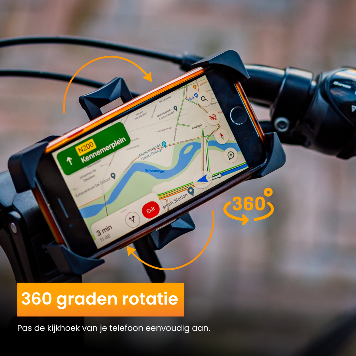 Telefoon bevestigd aan het stuur van de fiets. Het scherm toont een kaart en routebeschrijvingen. Pijlen geven rotatie aan.