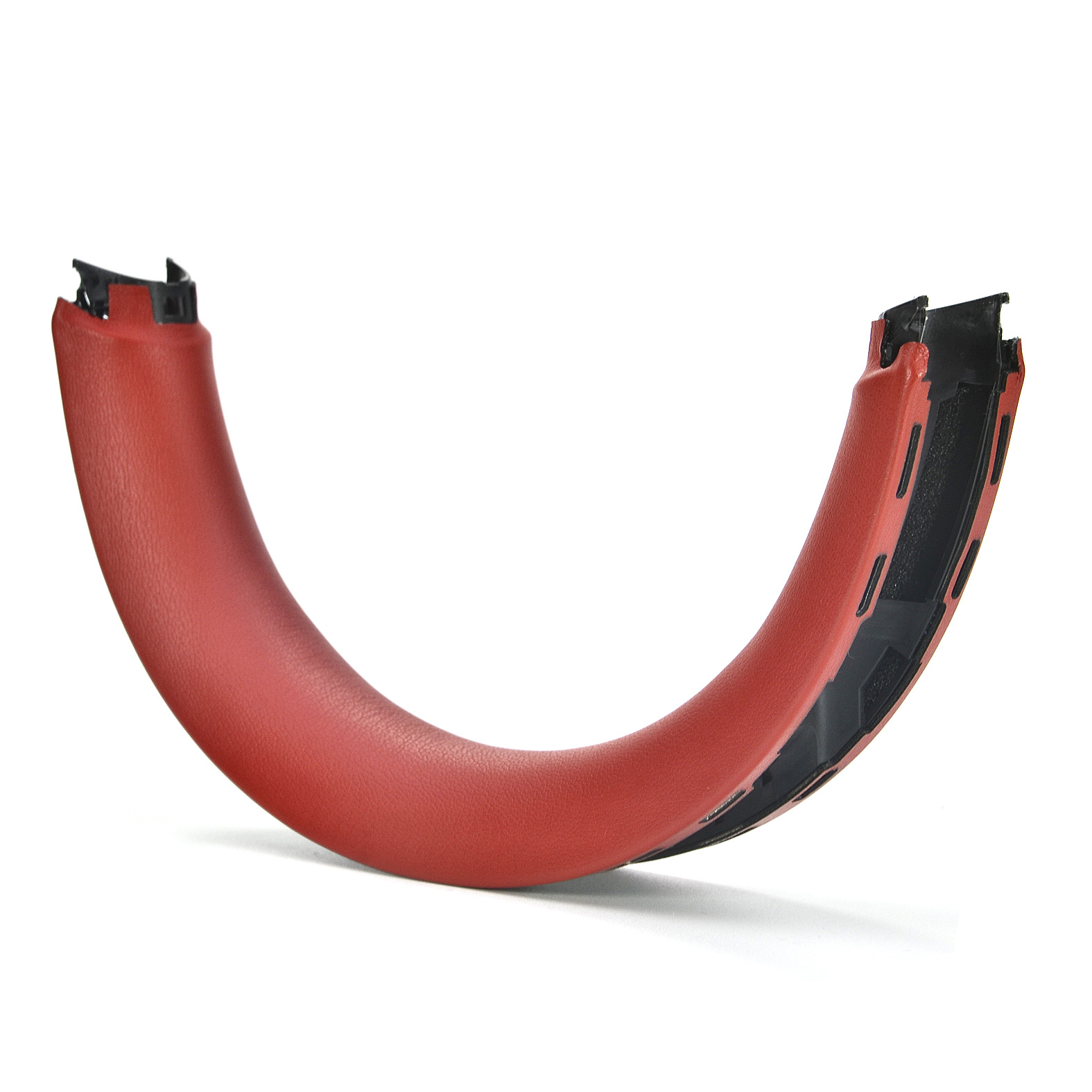 Een rood gebogen plastic stuk, waarschijnlijk een koptelefooncomponent, tegen een witte achtergrond, interieur.
