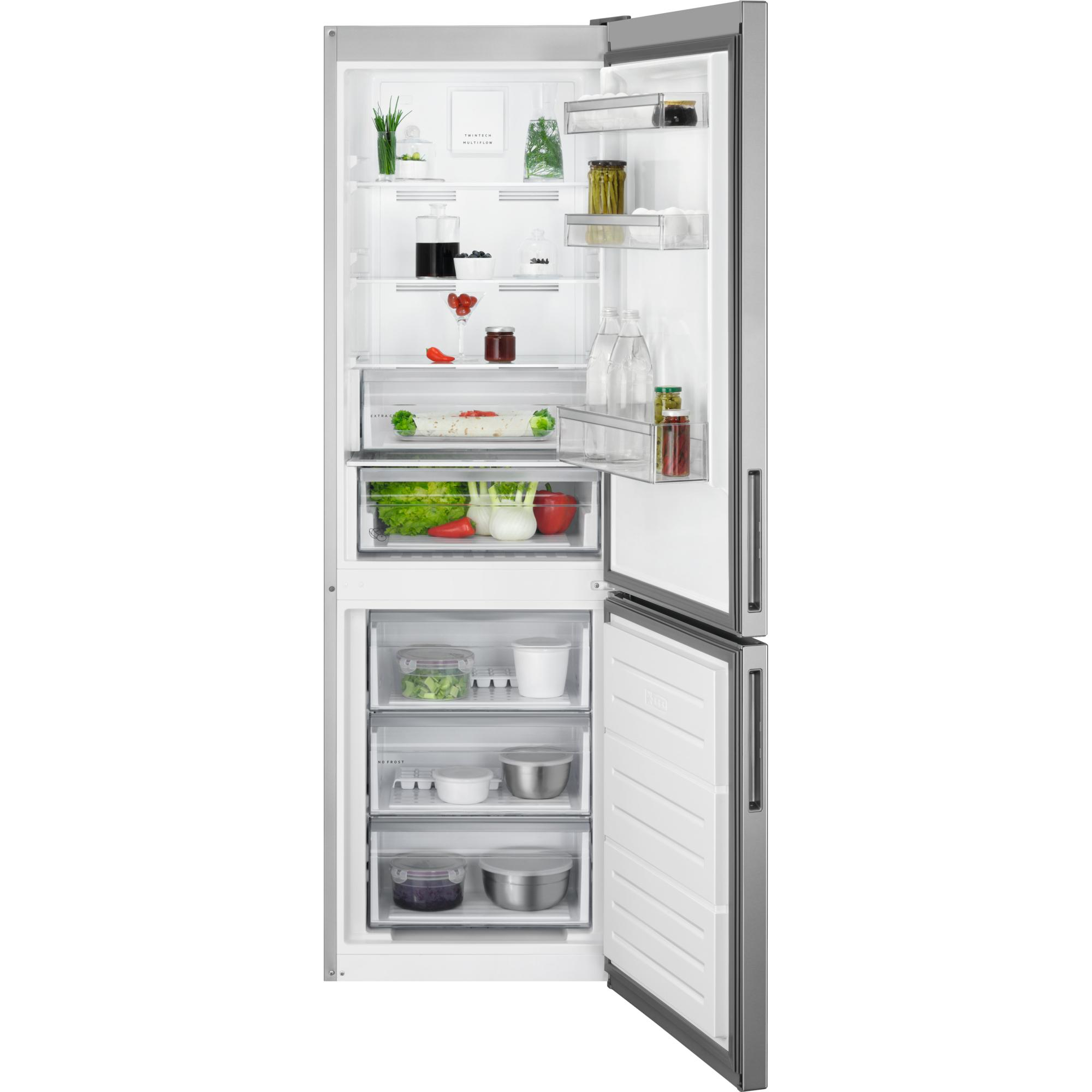 Refrigerador abierto con comida dentro. Tiene estantes, cajones y un exterior de acero inoxidable.