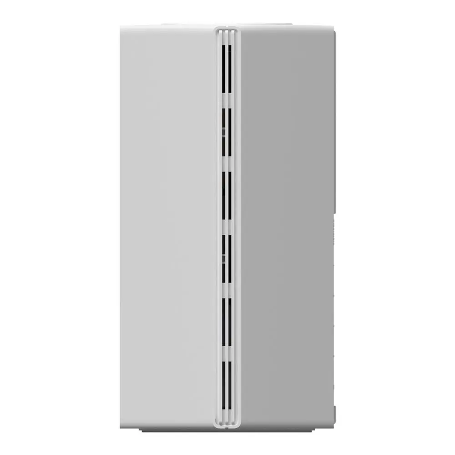 Una carcasa de computadora blanca con ventilaciones en su lateral. La carcasa está sobre un fondo blanco.