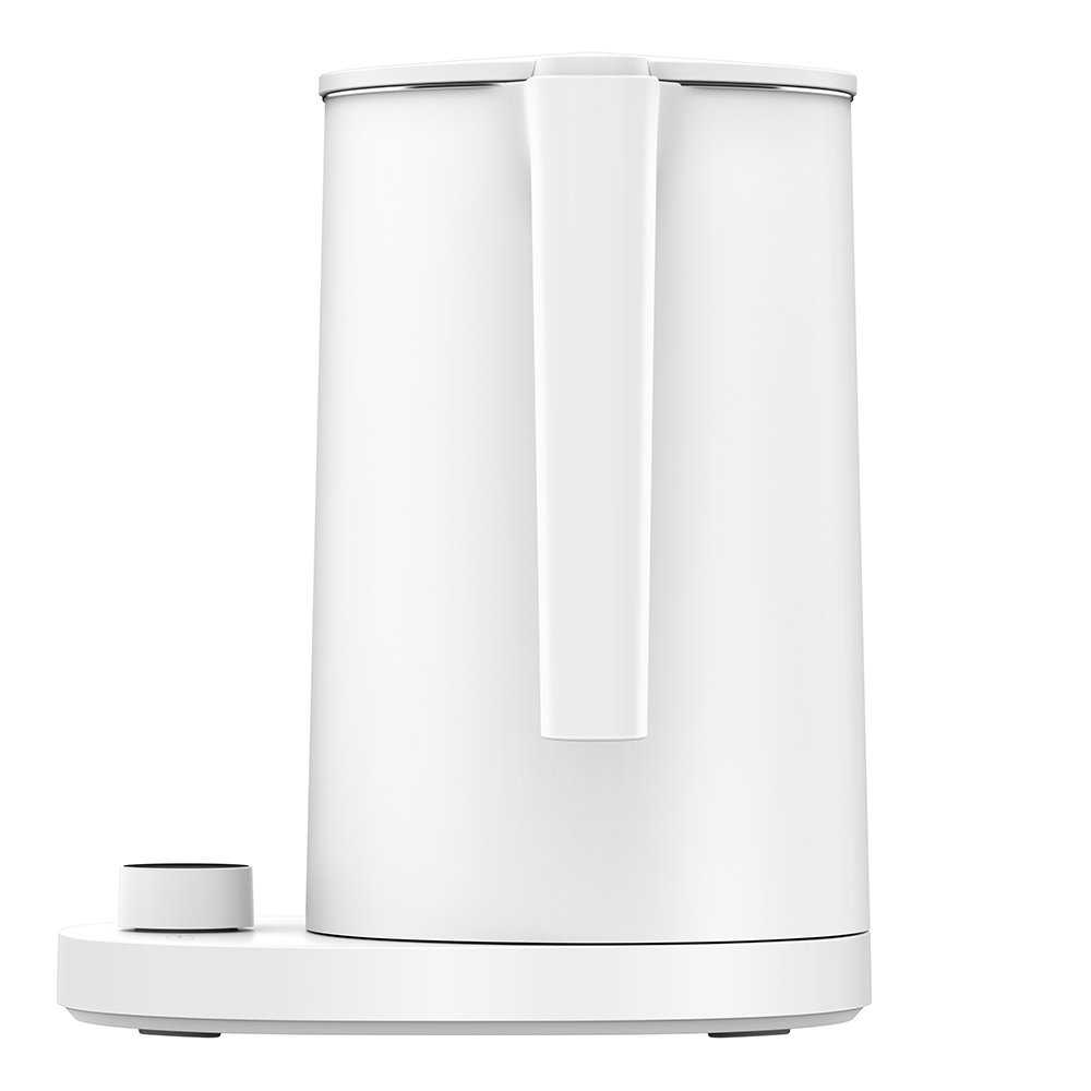 Biały czajnik elektryczny na białej podstawie. Uchwyt z tyłu, z okrągłym sterowaniem.