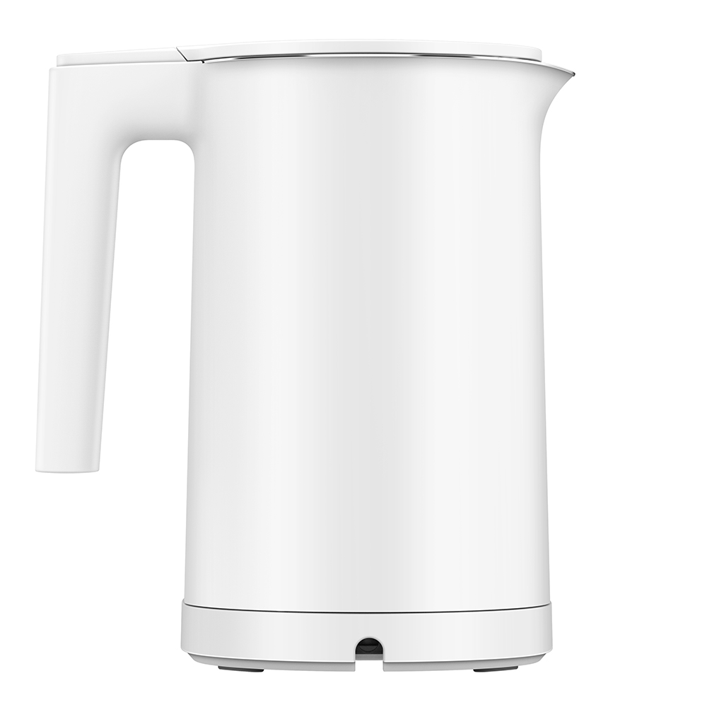 Biały czajnik elektryczny z uchwytem i wylewką na białym tle. Czajnik jest minimalistyczny.