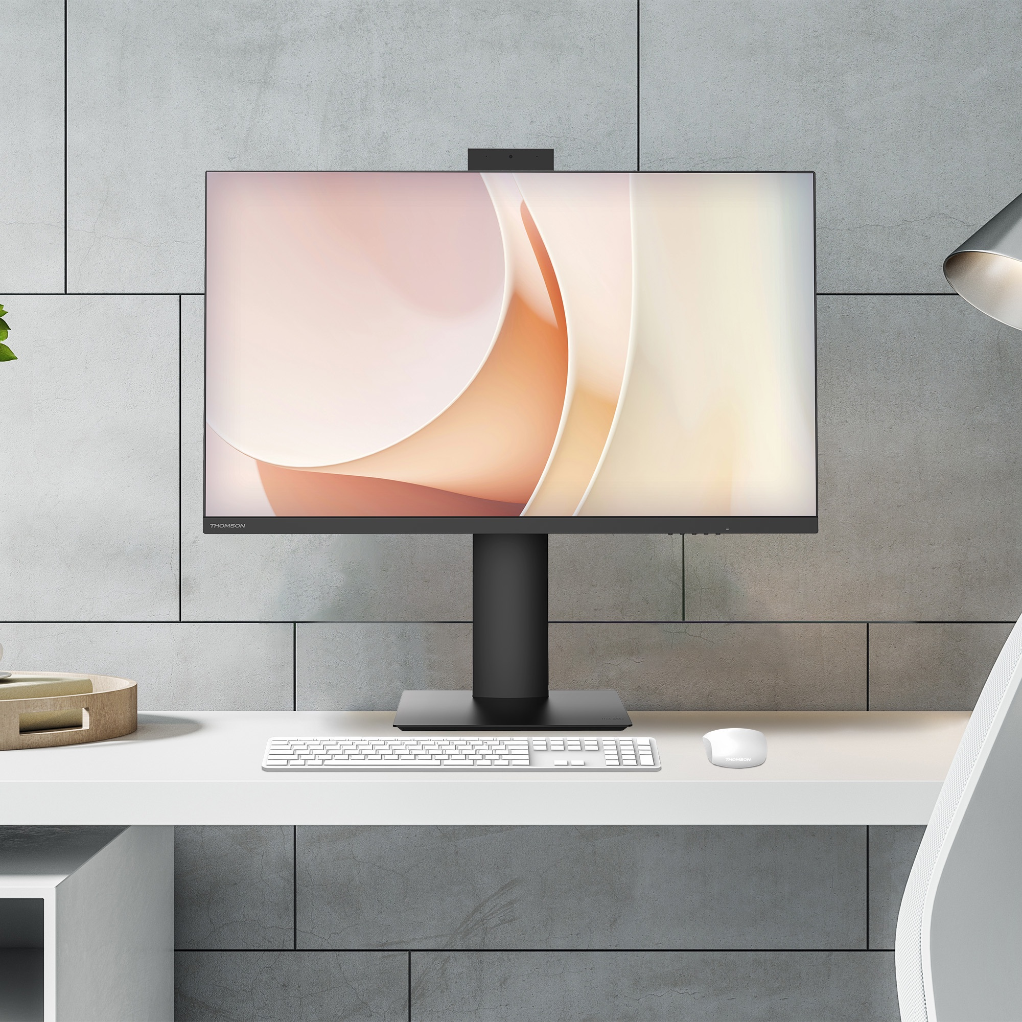 Un monitor de computadora está sobre un escritorio. Un teclado y un mouse están frente a él. El fondo es una pared.