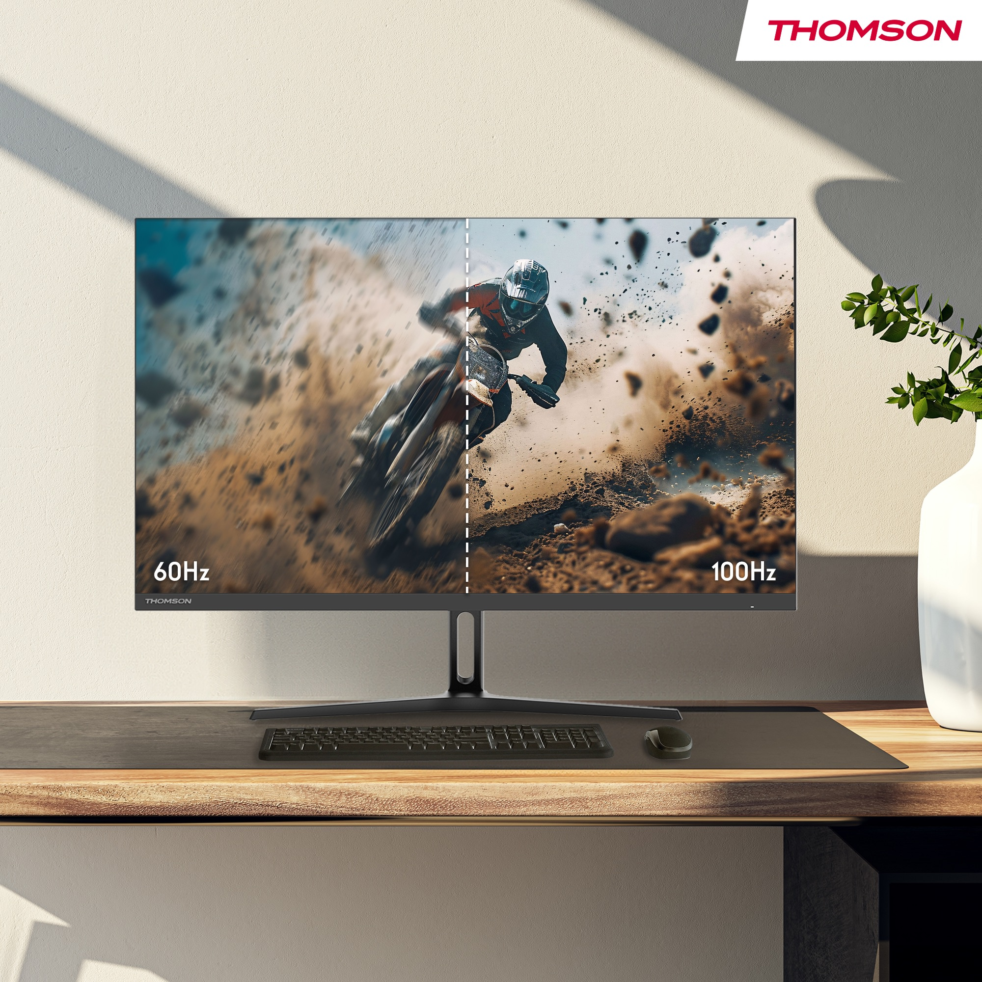 Ein Computermonitor zeigt einen geteilten Bildschirm eines Motocross-Rennfahrers in Bewegung, 60 Hz und 100 Hz.