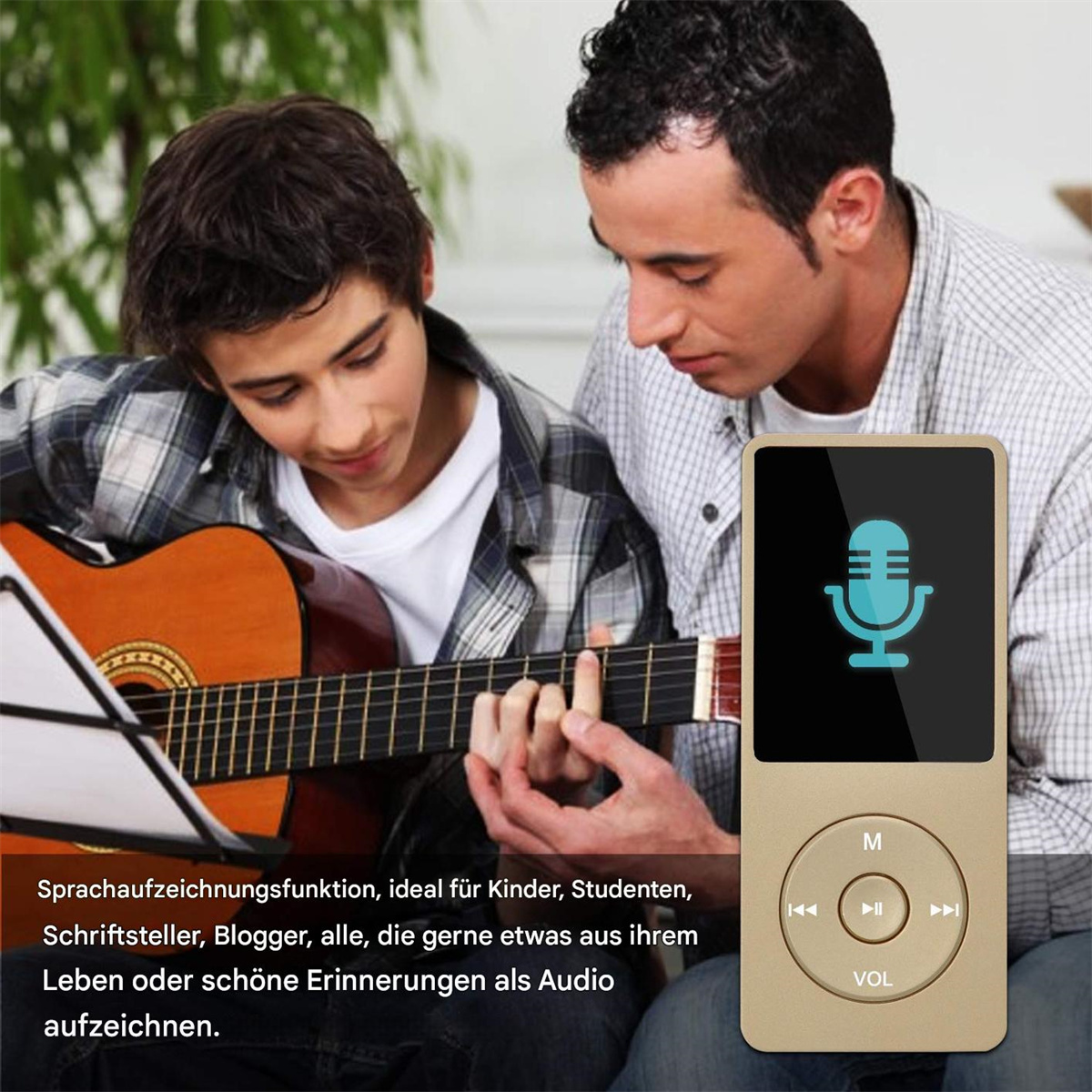 Mann und Junge mit Gitarre und Noten, Hände des Jungen auf der Gitarre. MP3-Player mit Mikrofonsymbol.