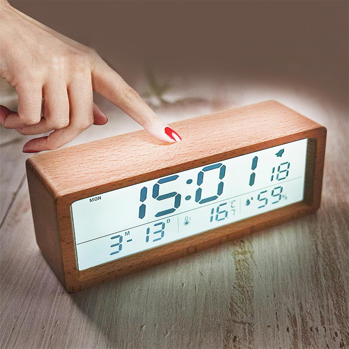 Digitaler Wecker aus Holz, der Zeit, Datum und Temperatur anzeigt. Eine Person berührt die Uhr.