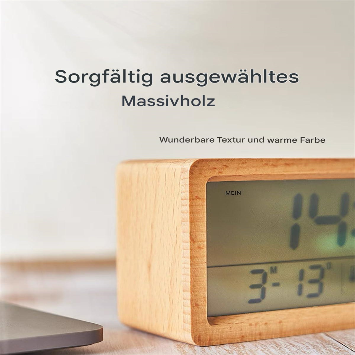 Eine Holzuhr mit Digitalanzeige, die Zeit und Datum anzeigt. Der Text weist auf Holz hin.