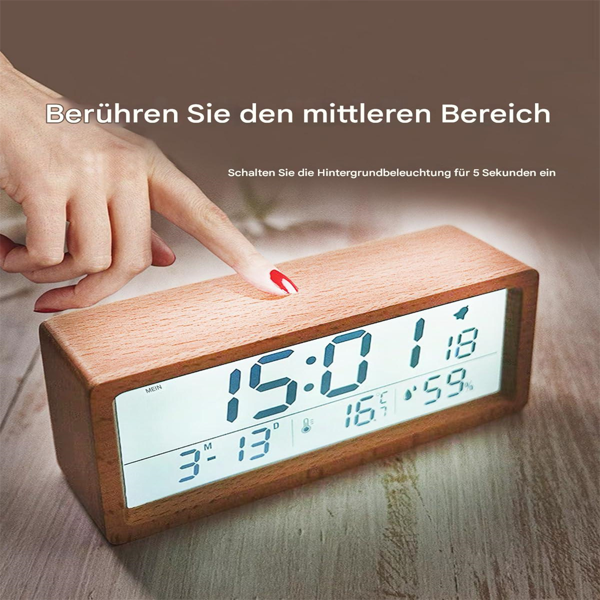 Digitaler Wecker aus Holz. Anzeige zeigt Zeit und Datum. Hand berührt. Braunes Holz.