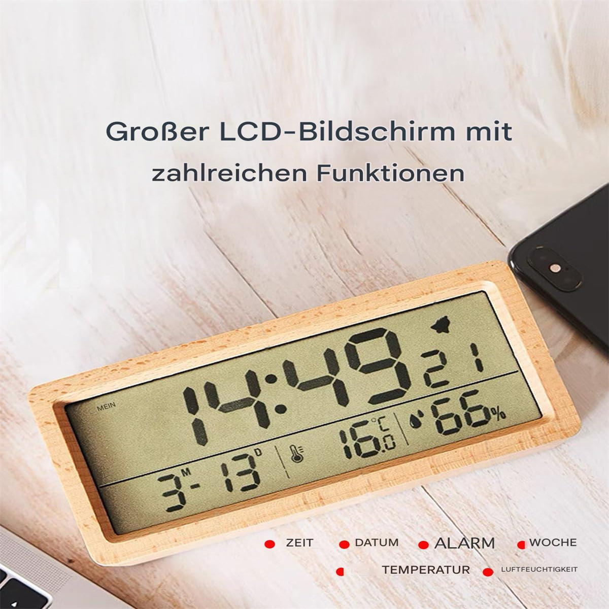 Eine digitale Holzuhr. Sie zeigt Uhrzeit, Datum und Temperatur sowie weitere Daten an.