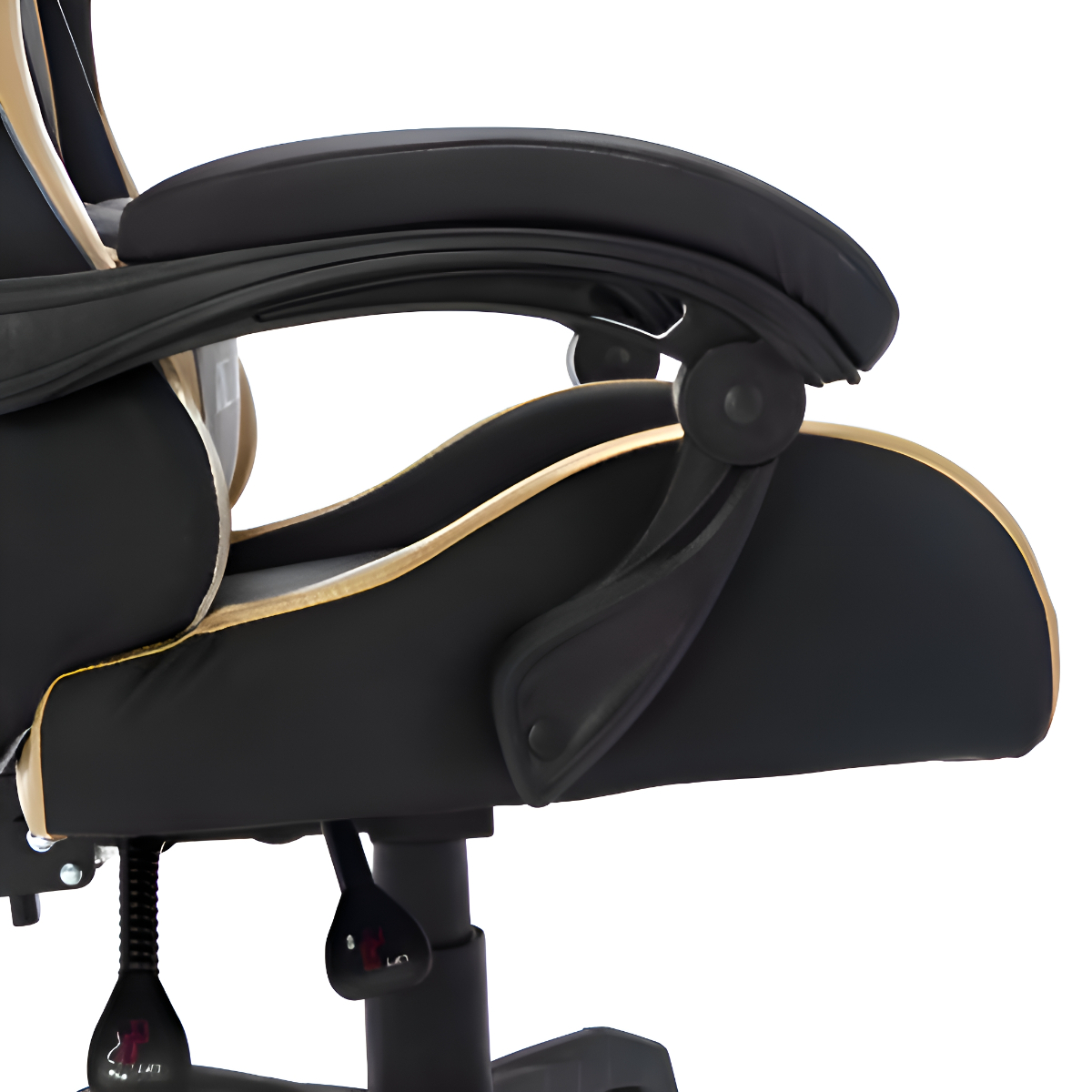 Nahaufnahme einer schwarzen und goldenen Gaming-Stuhllehne. Zeigt die Armlehne, ihre Bedienelemente und Details.