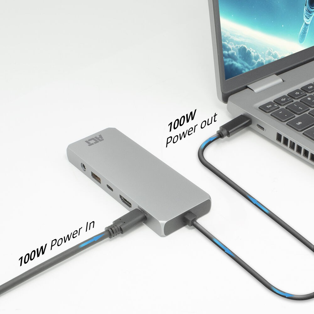 Hub argenté connecté à un ordinateur portable. Câbles d'entrée et de sortie 100W.