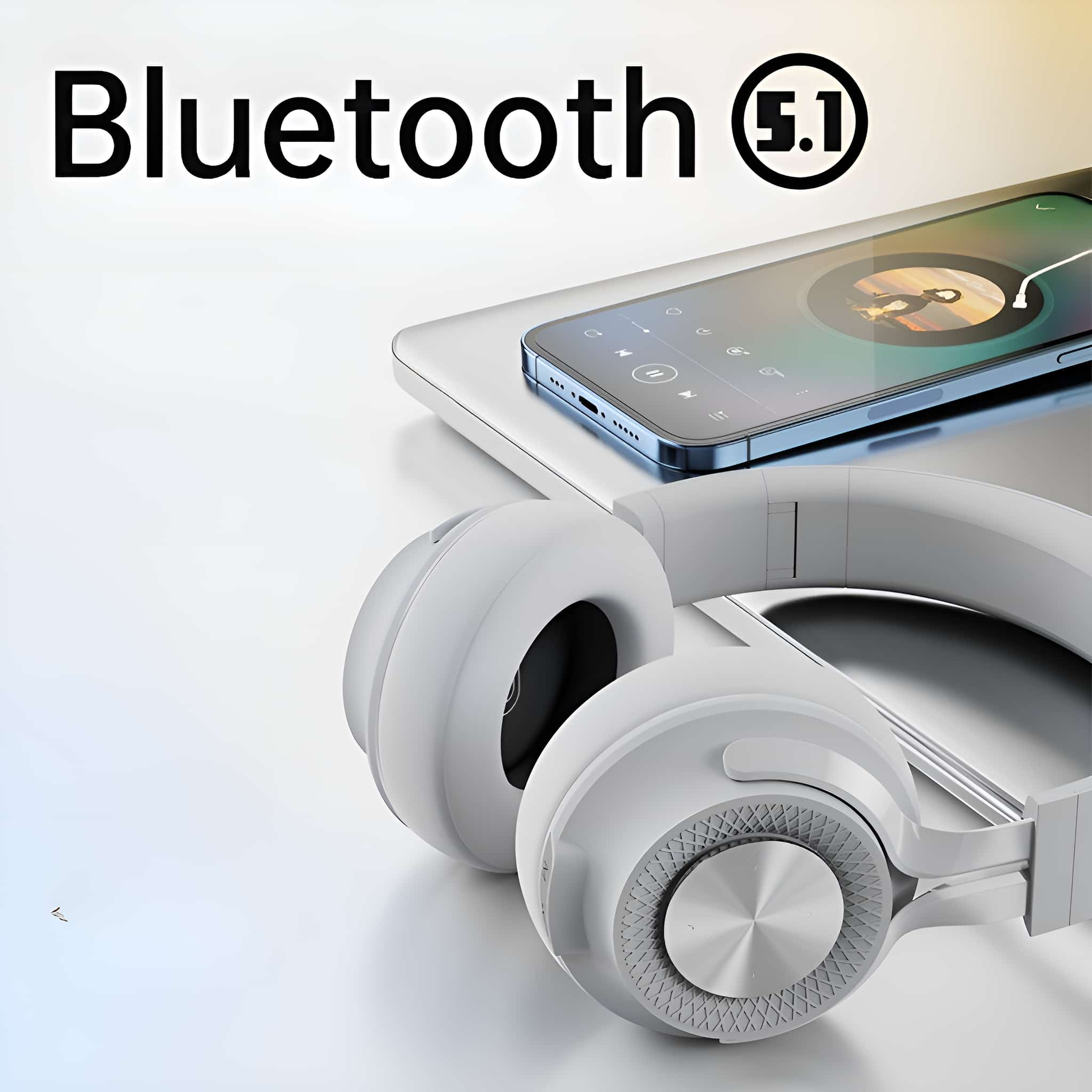 Weiße Bluetooth-Kopfhörer mit einem Musik anzeigenden Telefon.