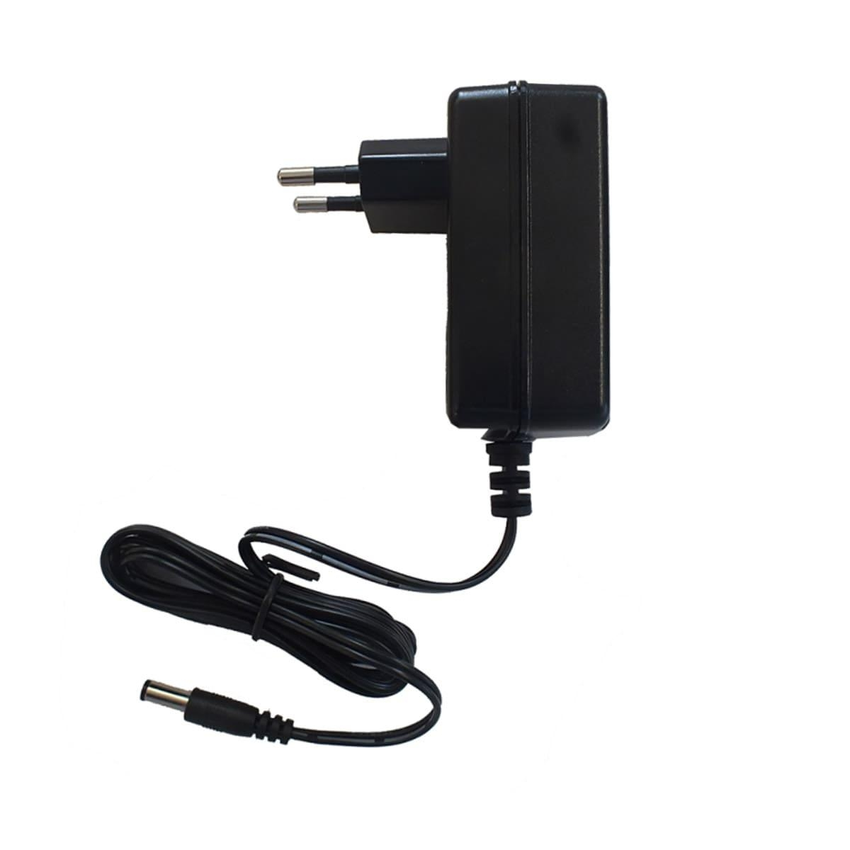 Ein schwarzes Netzteil mit schwarzem Kabel und Stecker auf weißem Hintergrund.