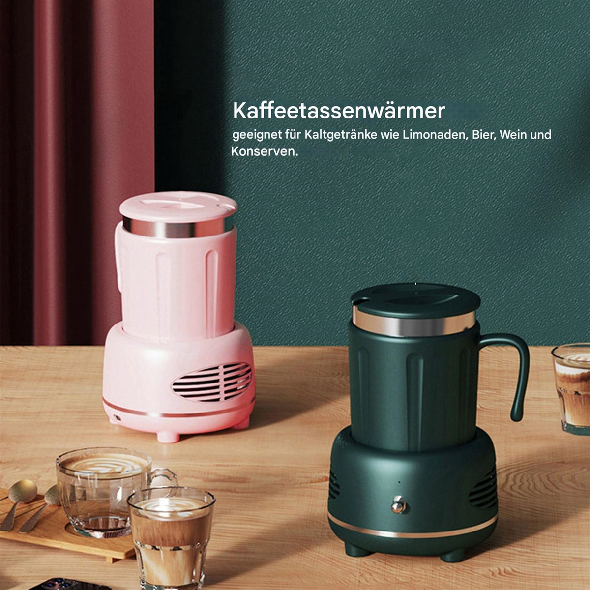Zwei Getränkekühler, einer rosa und einer grün, neben Gläsern und Kaffeetassen auf einem Holztisch.
