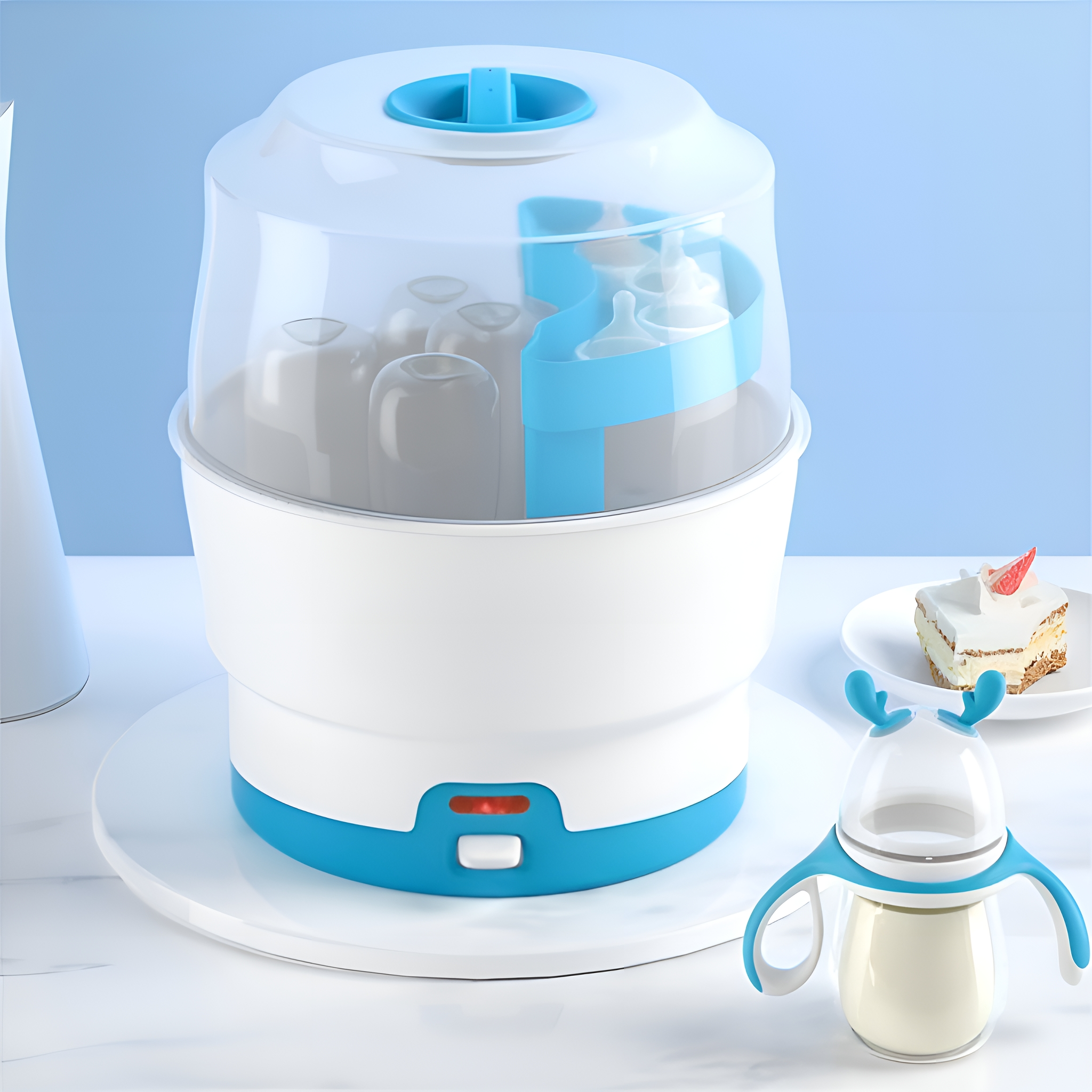 Ein weiß-blauer Babyflaschensterilisator mit Flaschen im Inneren. Ein Kuchen und eine Flasche mit Geweih sind vorne.