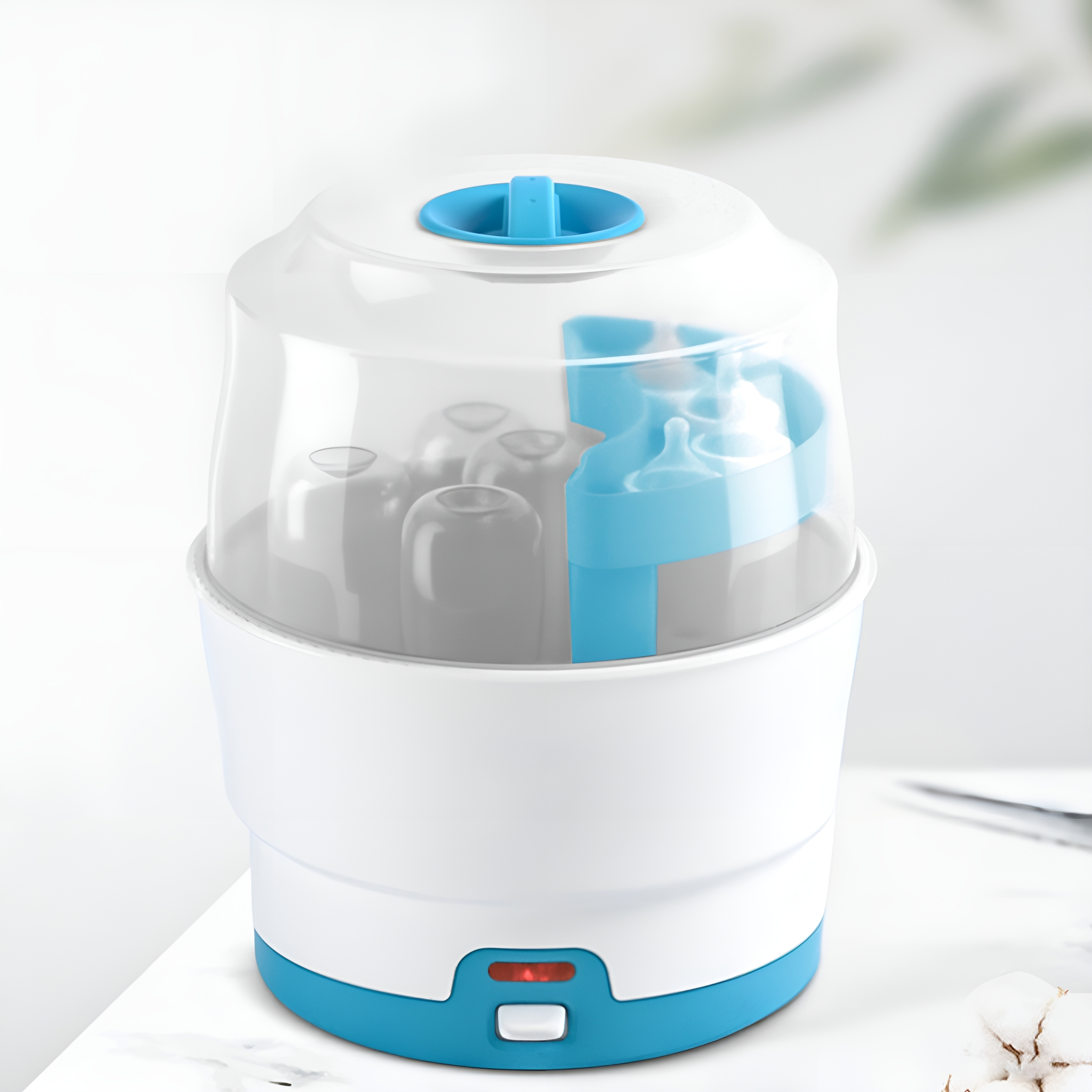 Weiß-blauer Babyflaschensterilisator mit Flaschen im Inneren. Ein rotes Licht leuchtet.