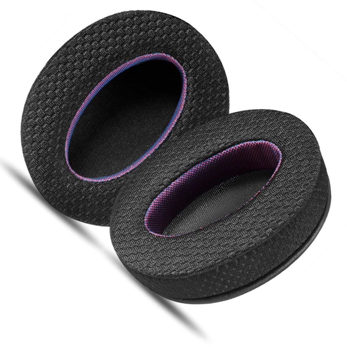 Dwie czarne poduszki nauszne do słuchawek. Mają czarną siatkę i czerwono-fioletowe wnętrze.
