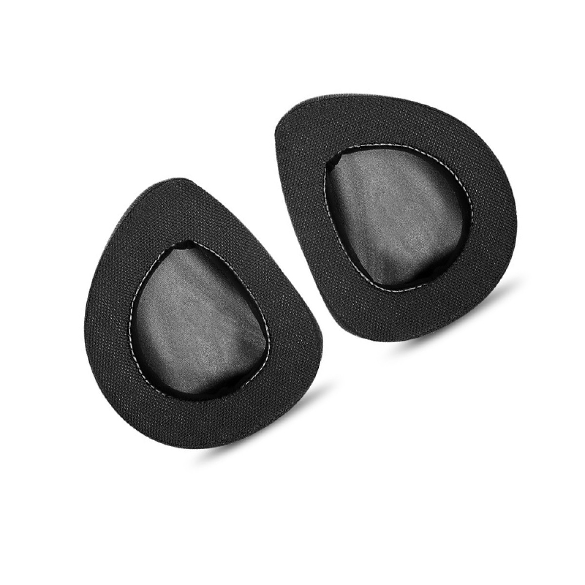 Due cuscinetti auricolari neri con cuciture bianche su sfondo bianco.