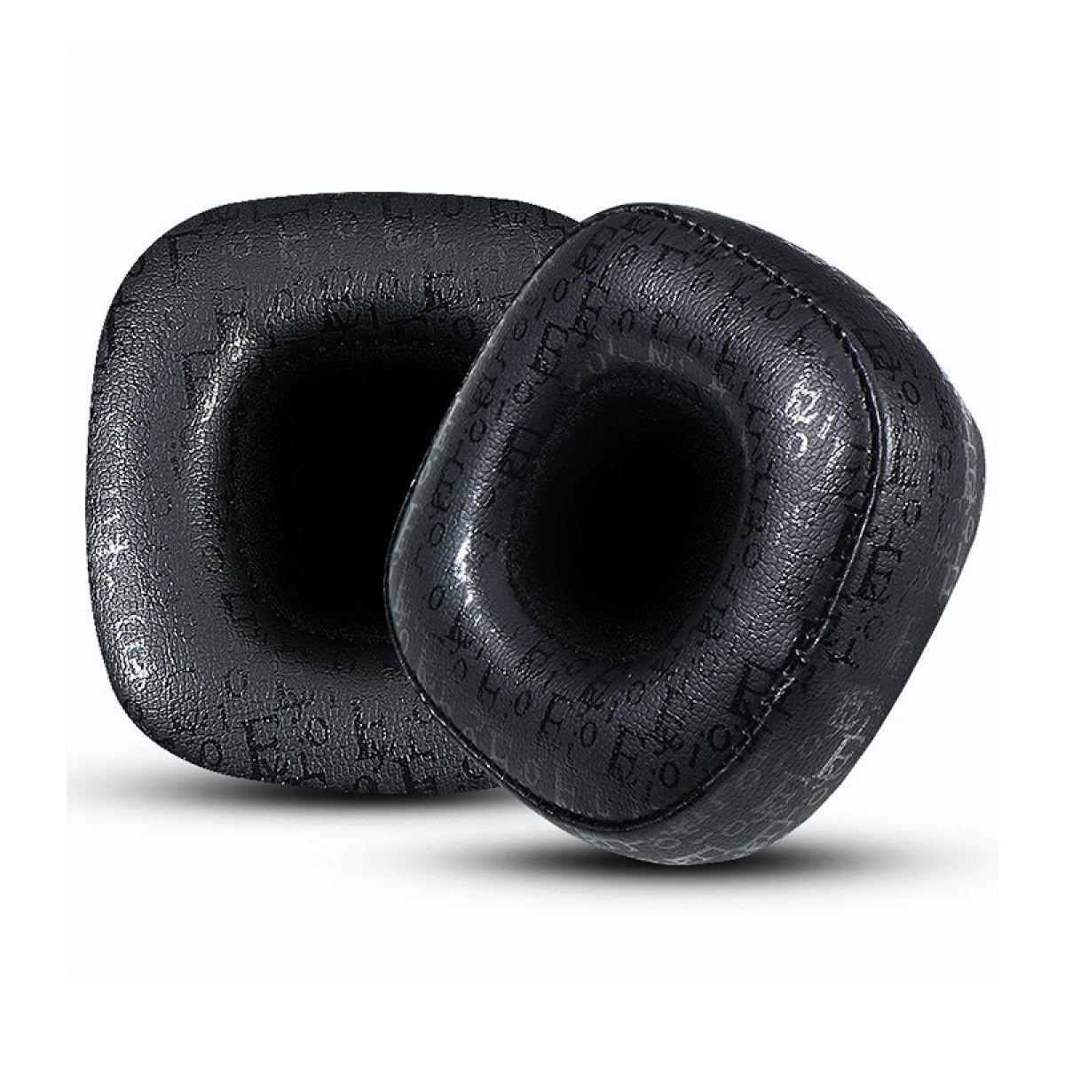 Czarne nauszniki do słuchawek z wytłoczonymi wzorami. Kwadratowy kształt, ciemna powierzchnia.