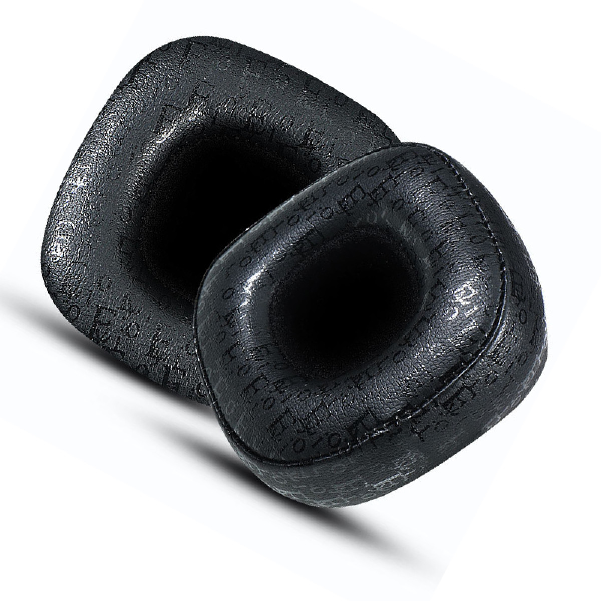 Dwie czarne nauszniki na białym tle. Każda ma wzorzystą powierzchnię z literami.