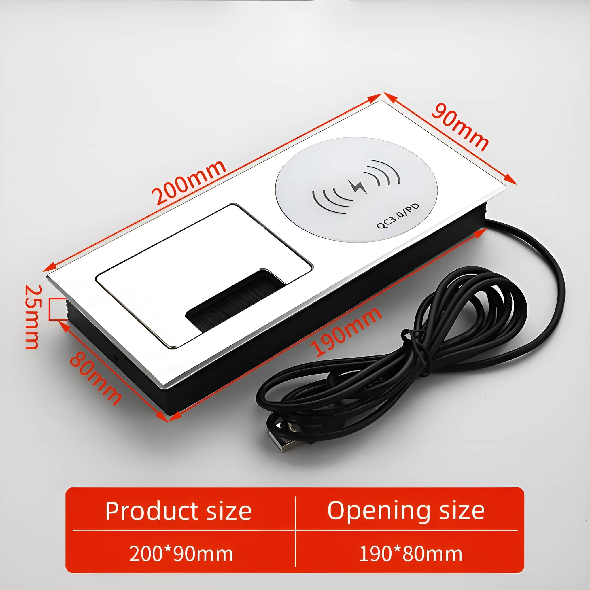 Eine rechteckige Steckdose mit Abmessungen und einem drahtlosen Ladebereich, mit einem USB-Kabel angeschlossen.